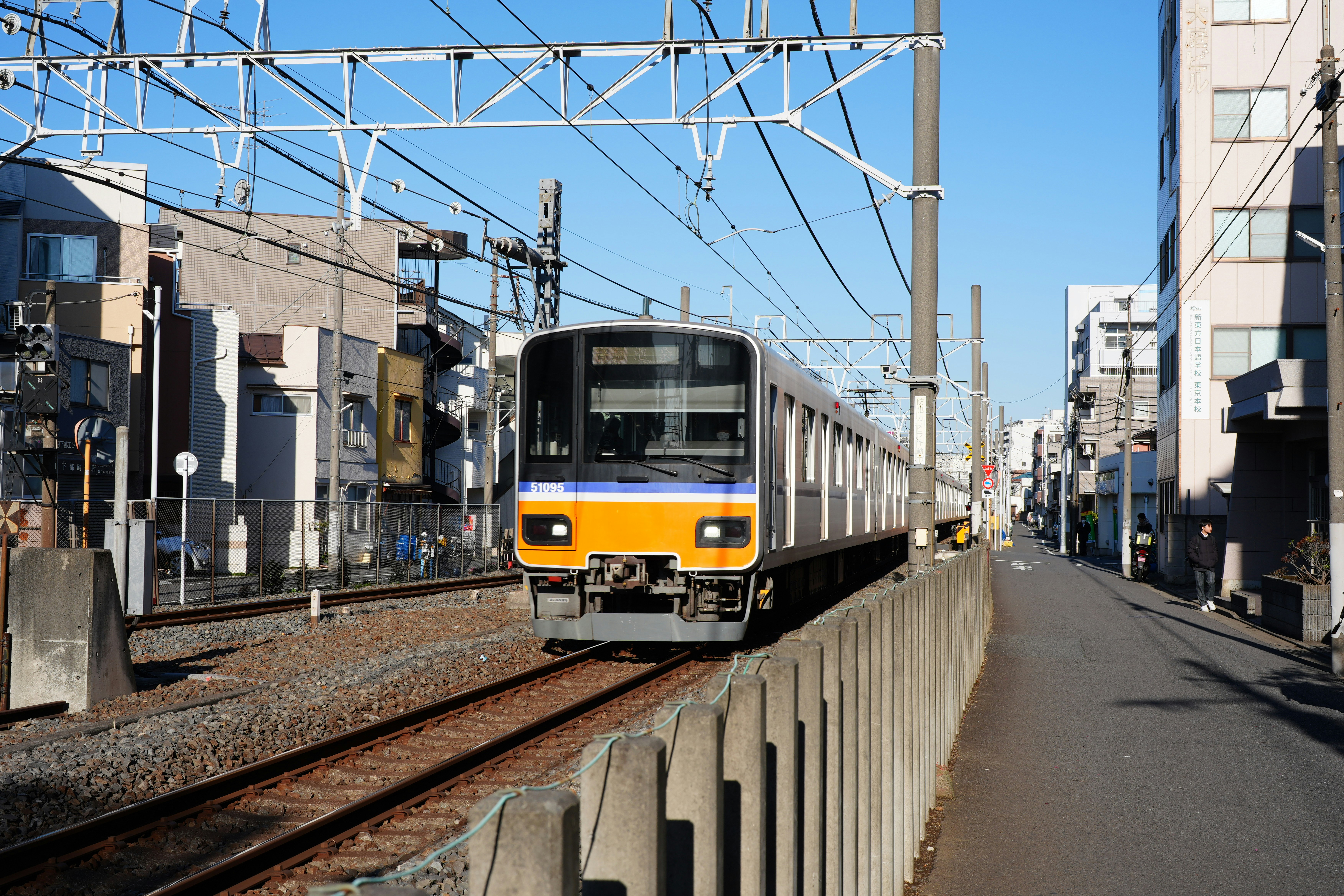 線路沿いの電車が駅ホームを走る風景