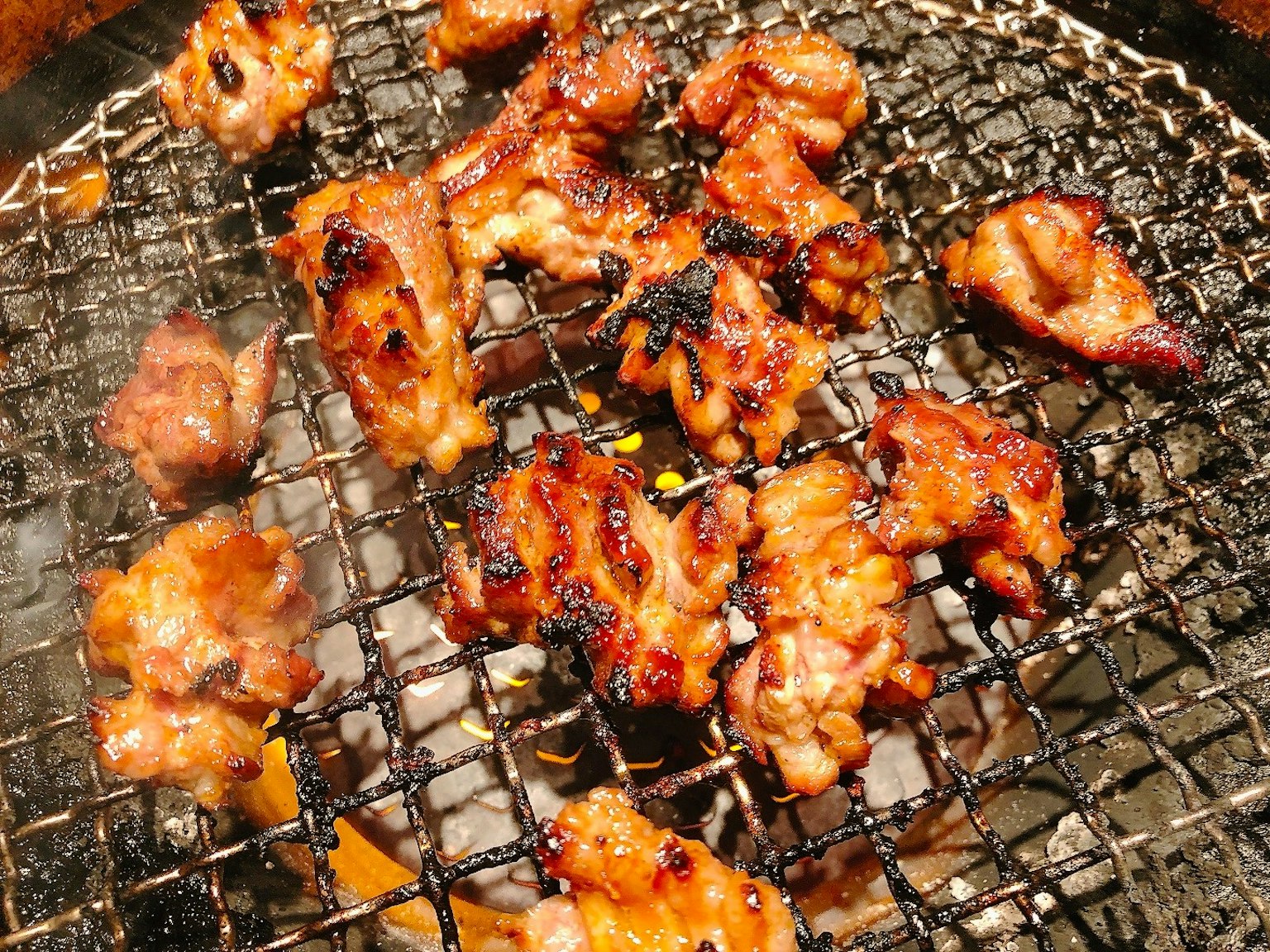Potongan ayam panggang di atas pemanggang