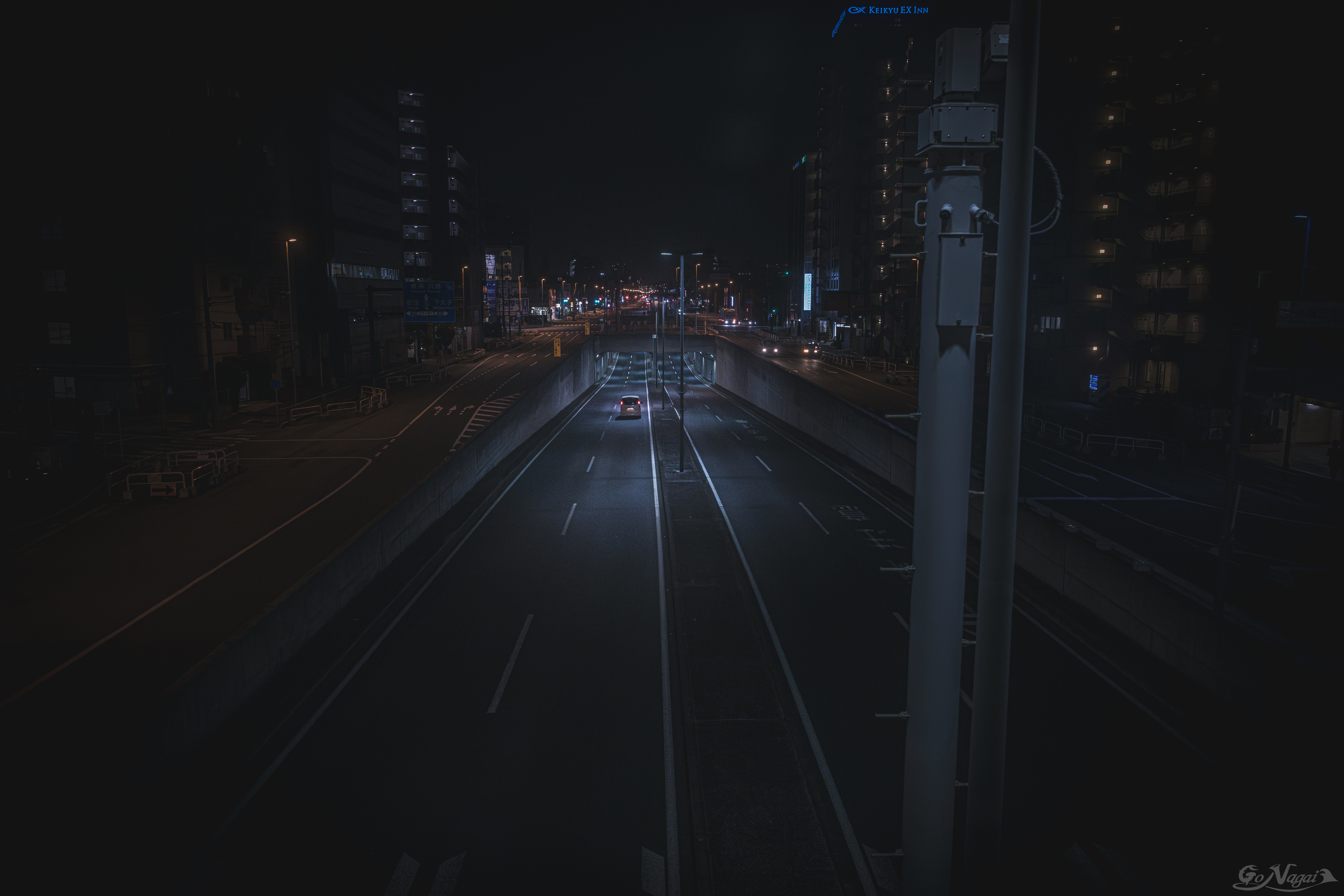 夜の東京の街並みを走る車のある幹線道路