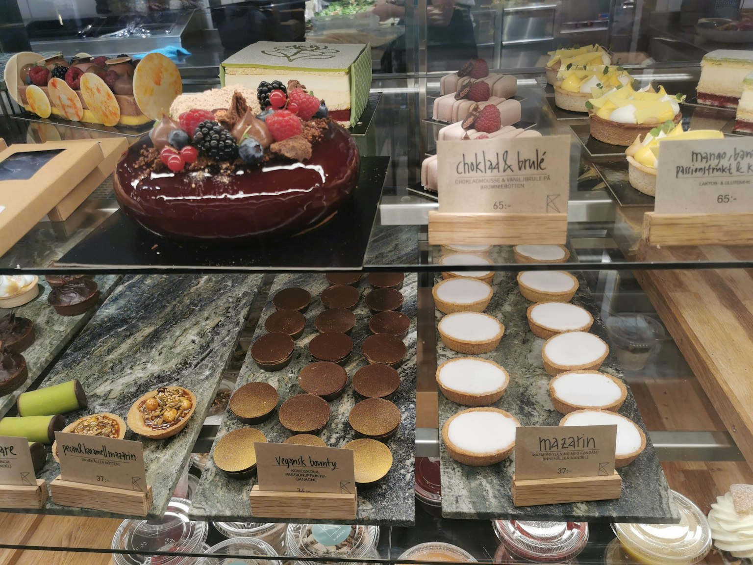 展示柜内摆满了五颜六色的甜点,包括蛋糕和糕点