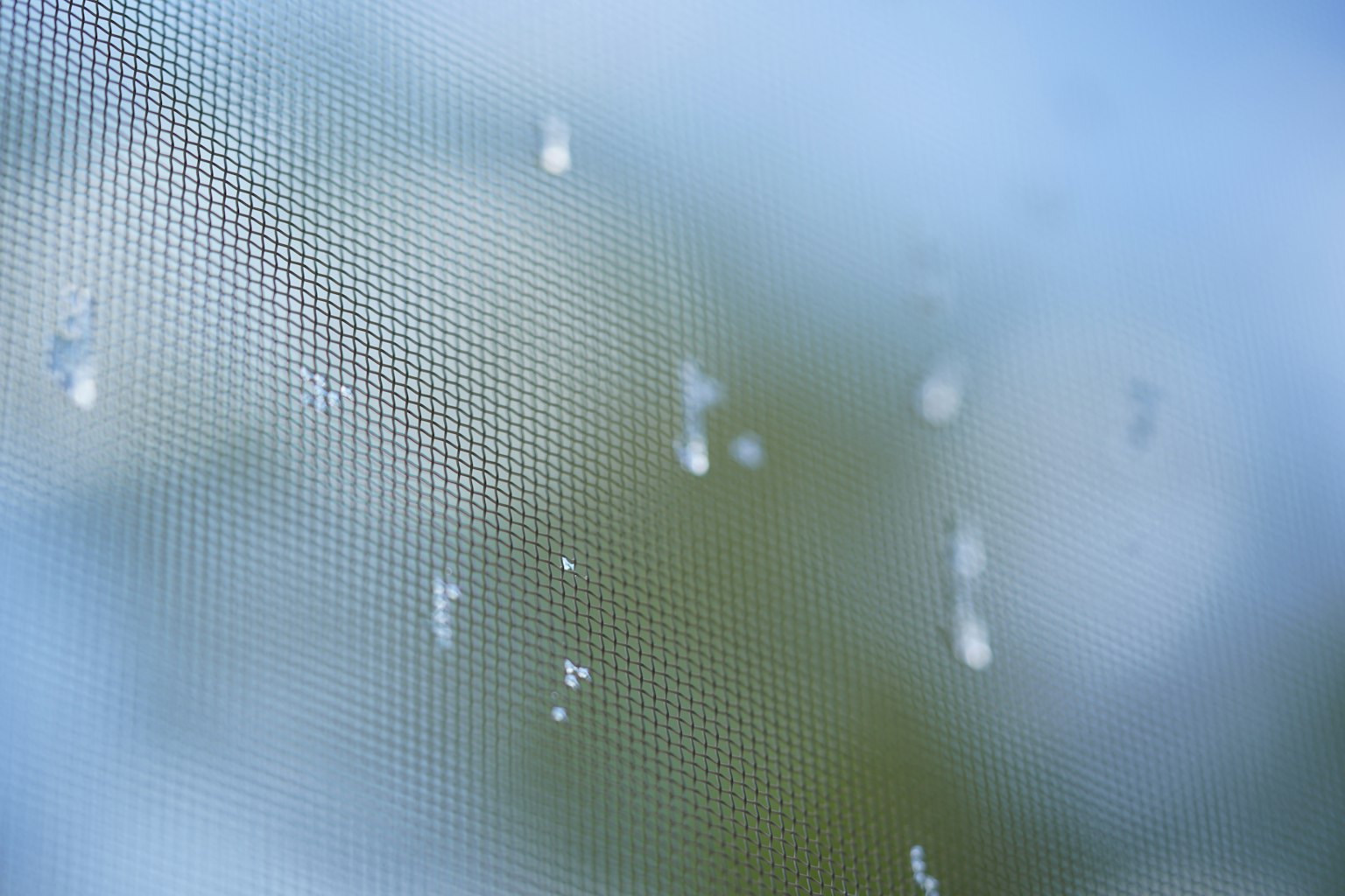 Gouttes d'eau sur un écran avec un fond de ciel bleu