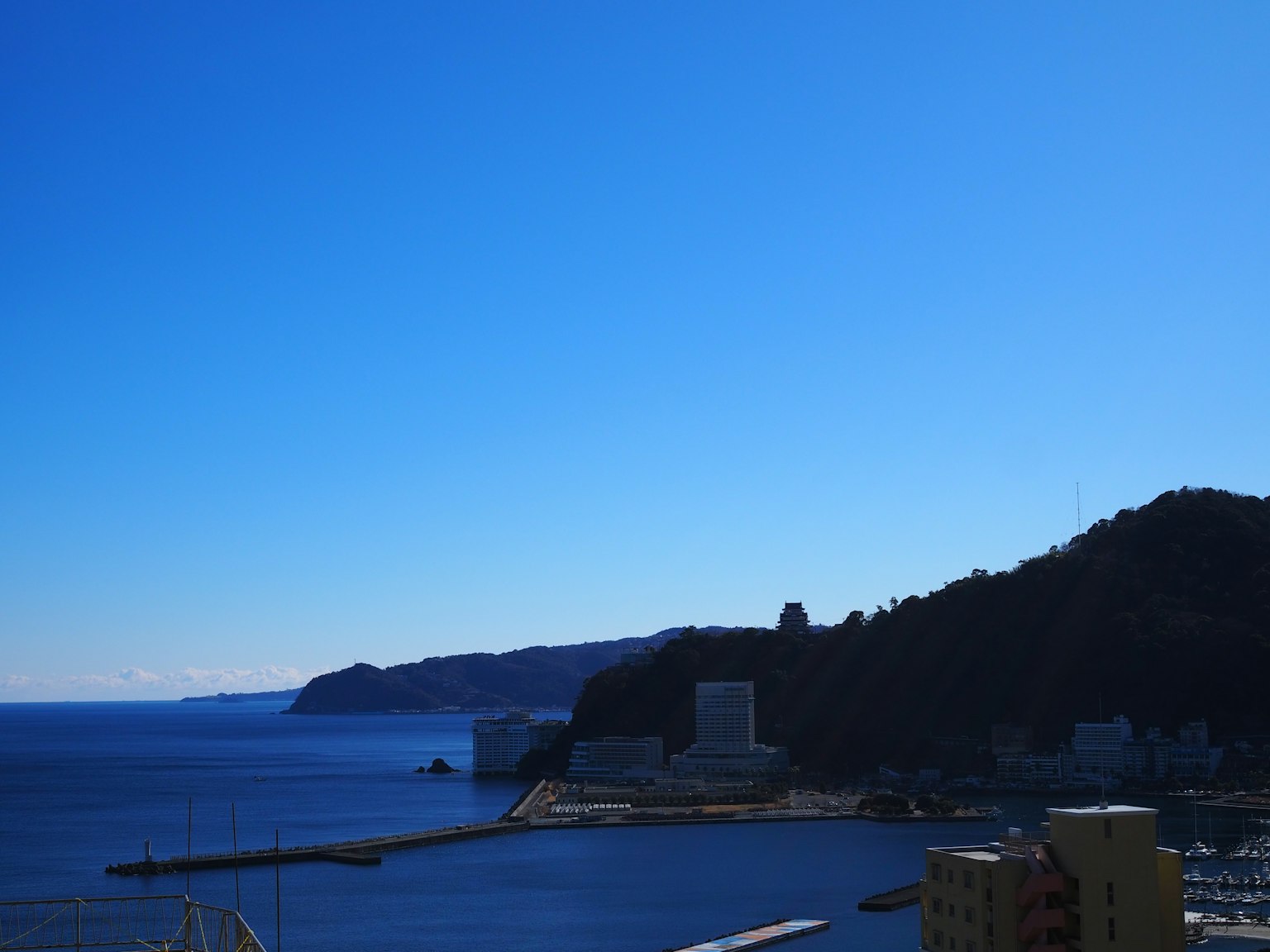 Silhouette di montagne lungo un paesaggio di cielo e mare blu