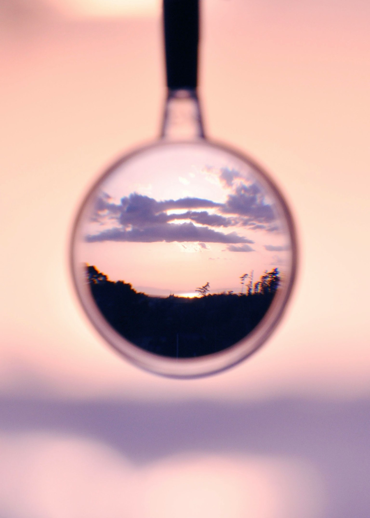 Landschaft, die einen Sonnenuntergangshimmel in einer Linse spiegelt