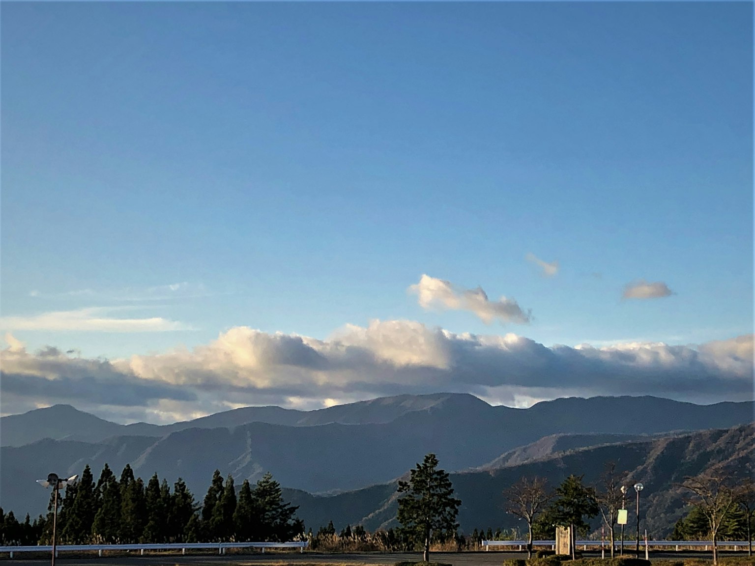 藍天和雲下的山脈風景