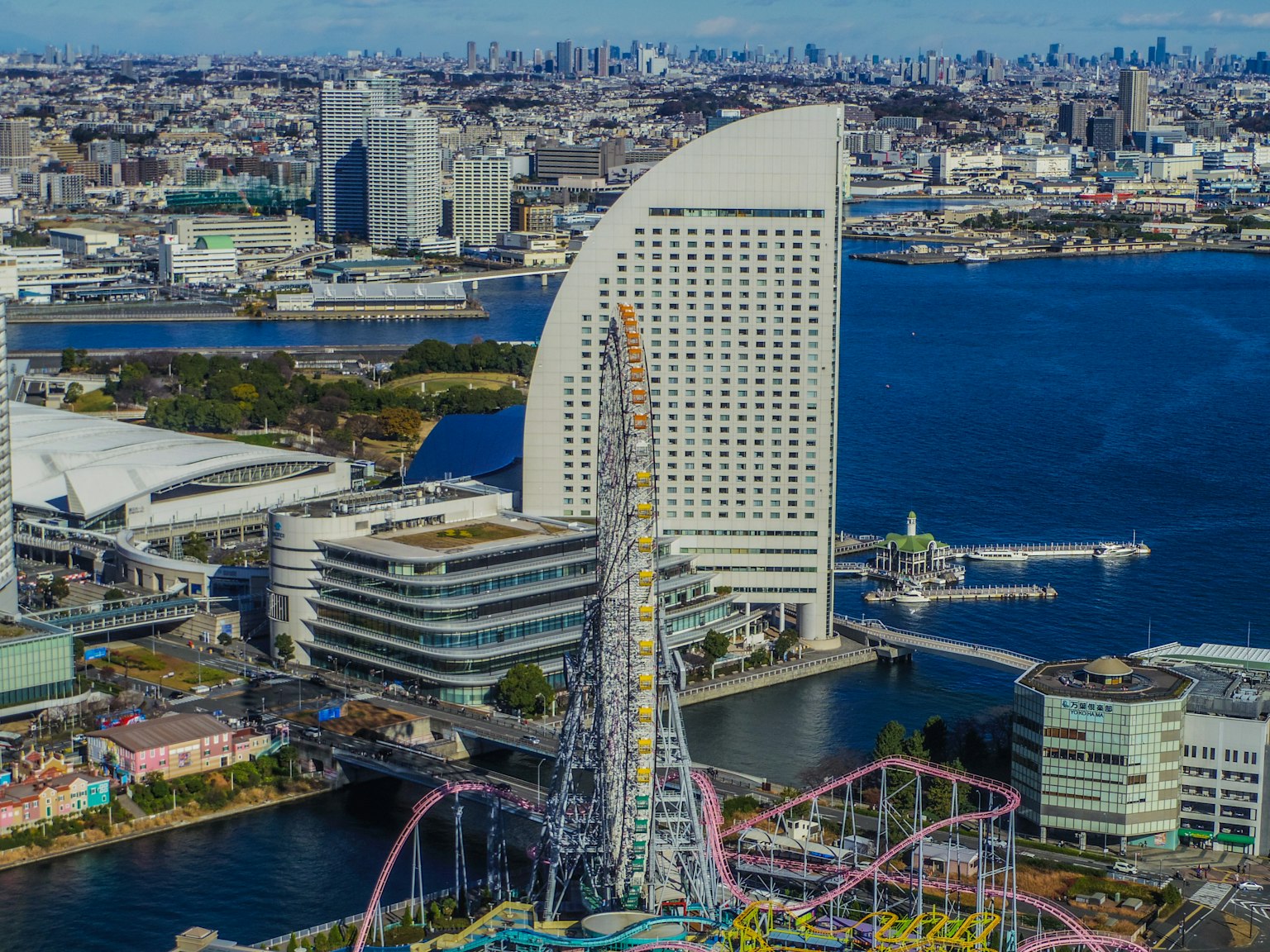 Vue aérienne de l'horizon de Yokohama avec une grande roue et une architecture moderne