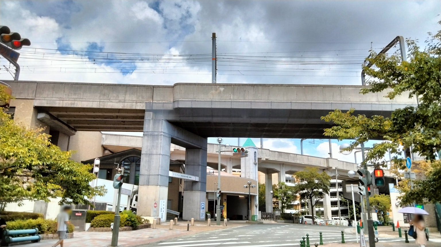 Vista de una carretera elevada con edificios y árboles circundantes