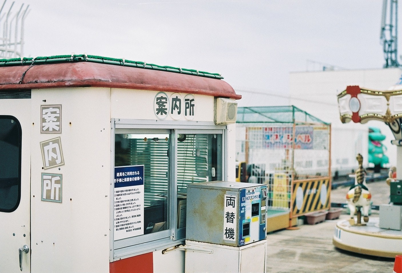 案内所のある屋外の展示スペース