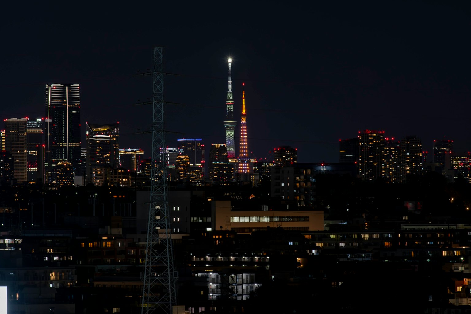 도쿄 스카이라인의 야경으로 도쿄 타워와 주변 건물들