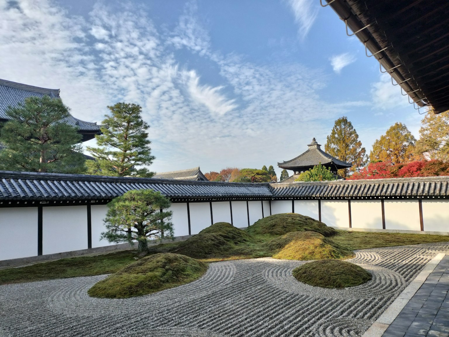 ทิวทัศน์ที่สวยงามของสวนวัดญี่ปุ่นที่มีมอสสีเขียวและทรายสีขาวลวดลาย
