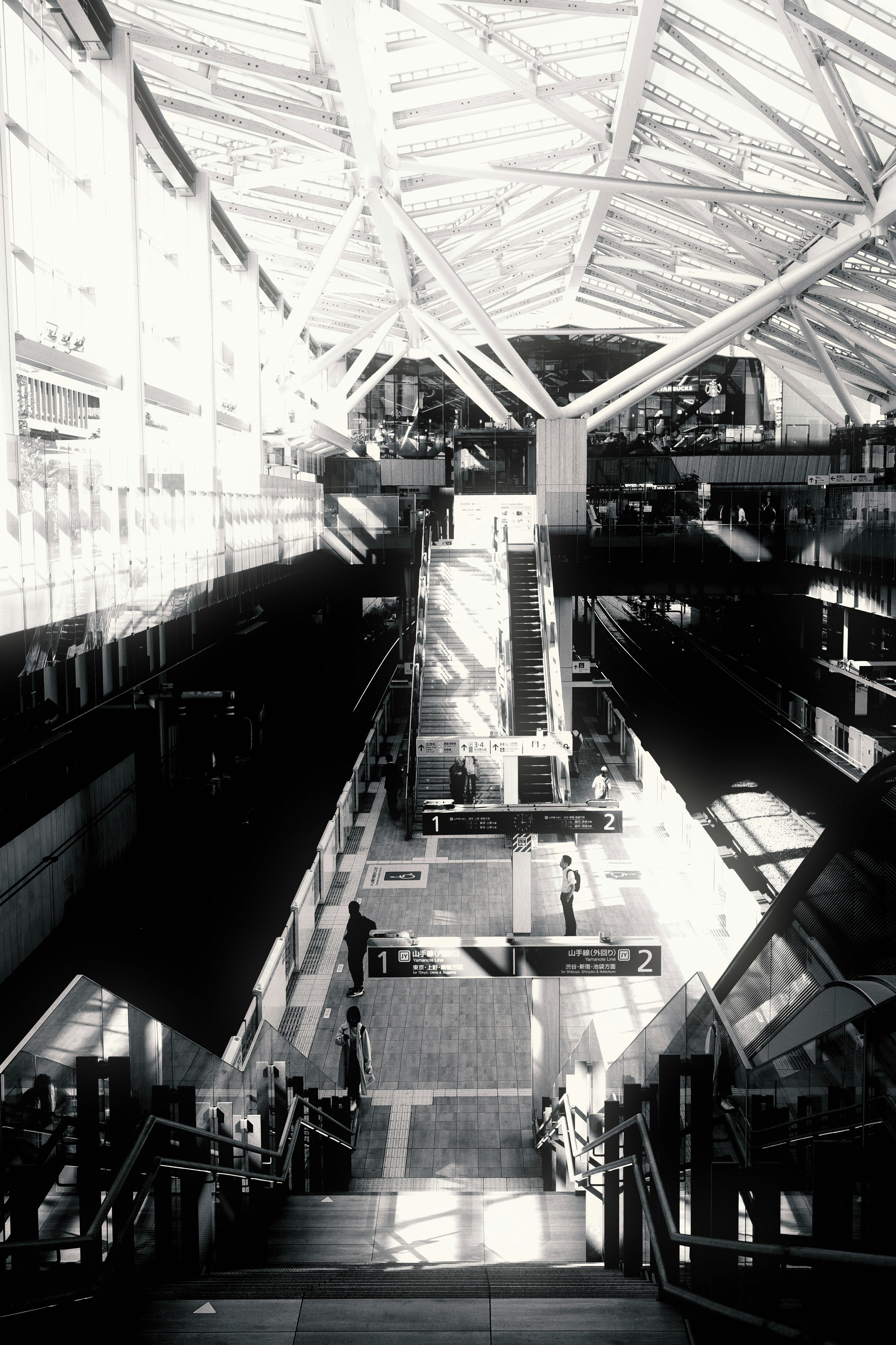 Intérieur de la gare Takanawa Gateway, couloir long et quais