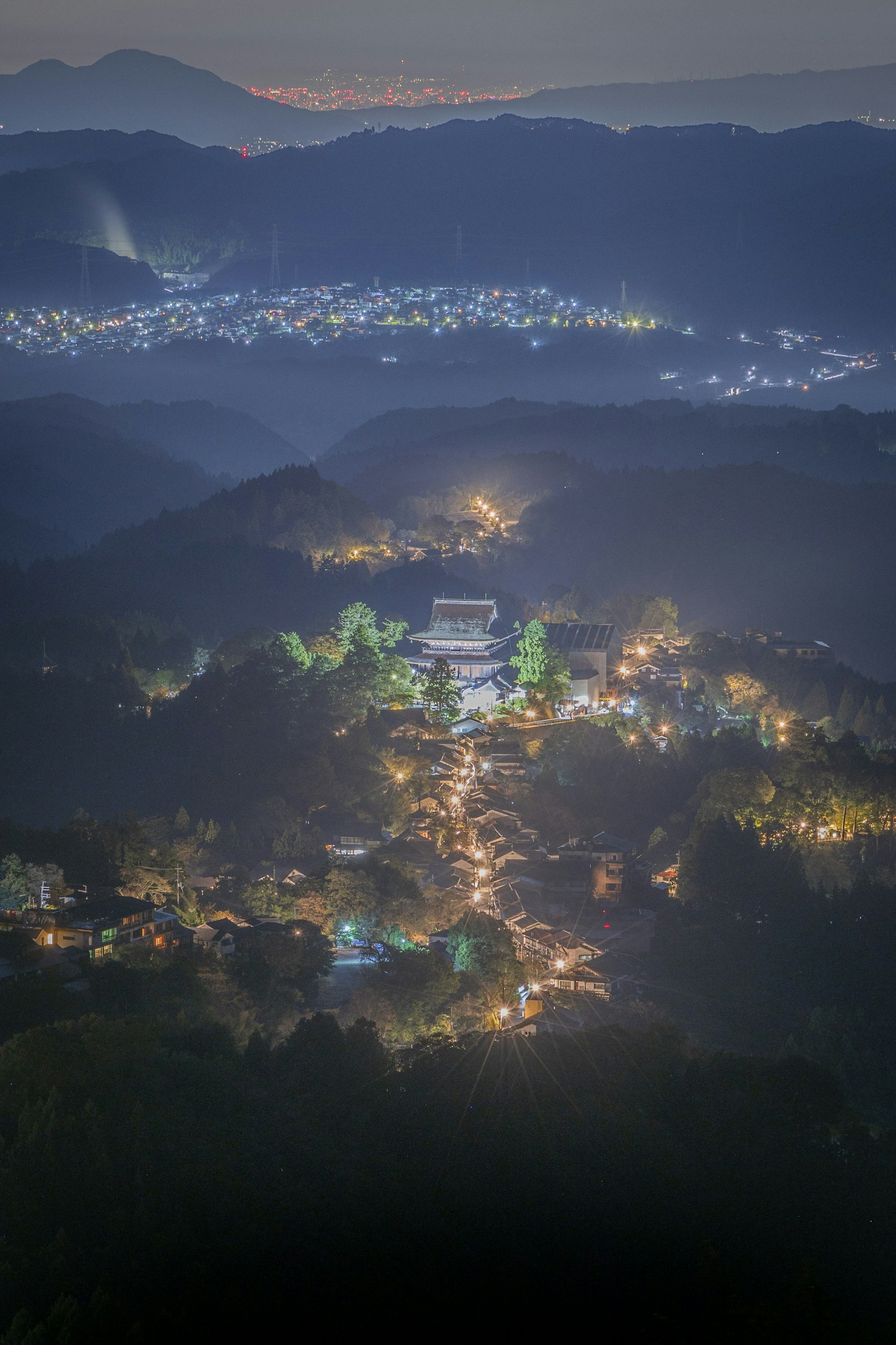 夜間的山地景觀和村莊中散落的燈光