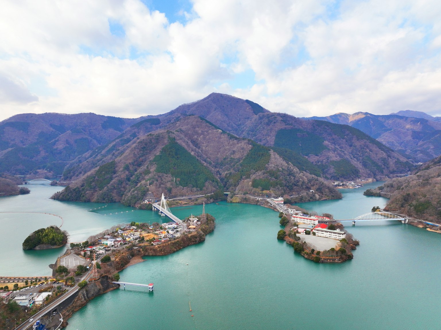Aerial view showcasing a beautiful lake surrounded by mountains