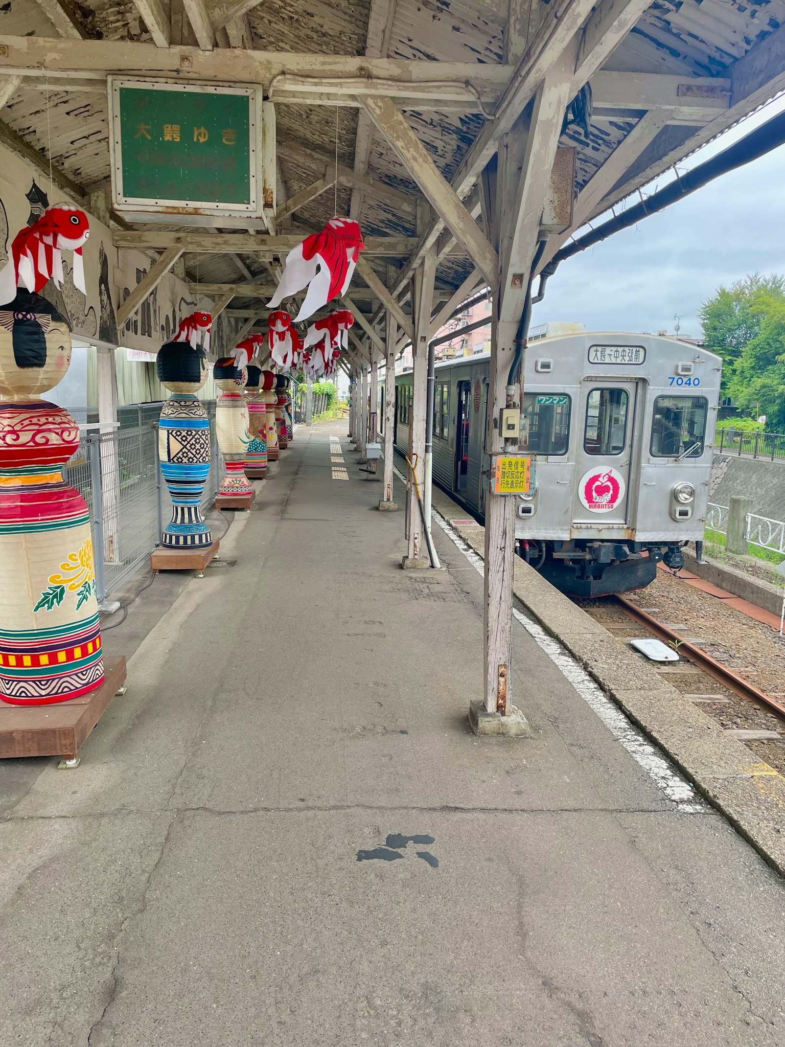 Treno argento su una piattaforma con colonne colorate ed elementi decorativi