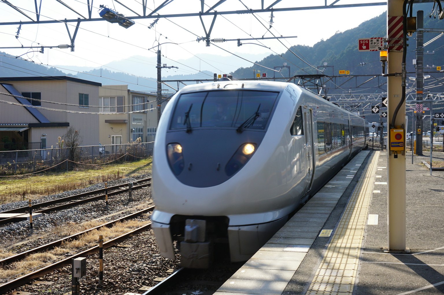 新幹線列車在車站，背景是山脈