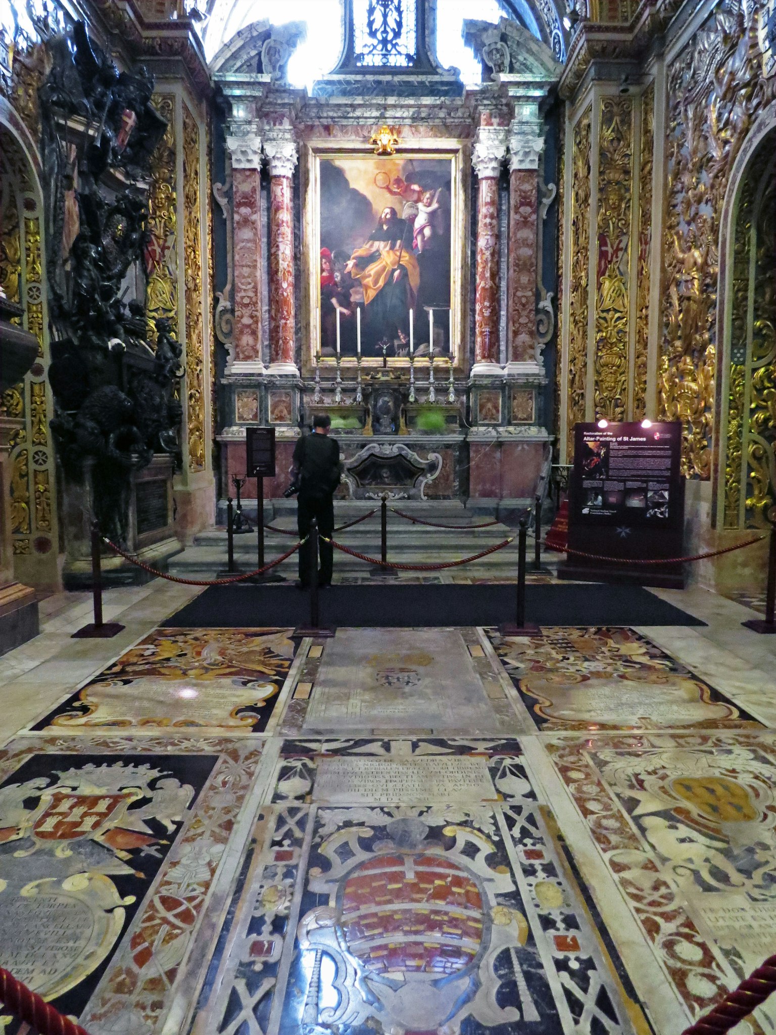 Interior gereja yang didekorasi indah dengan altar dan lantai mozaik