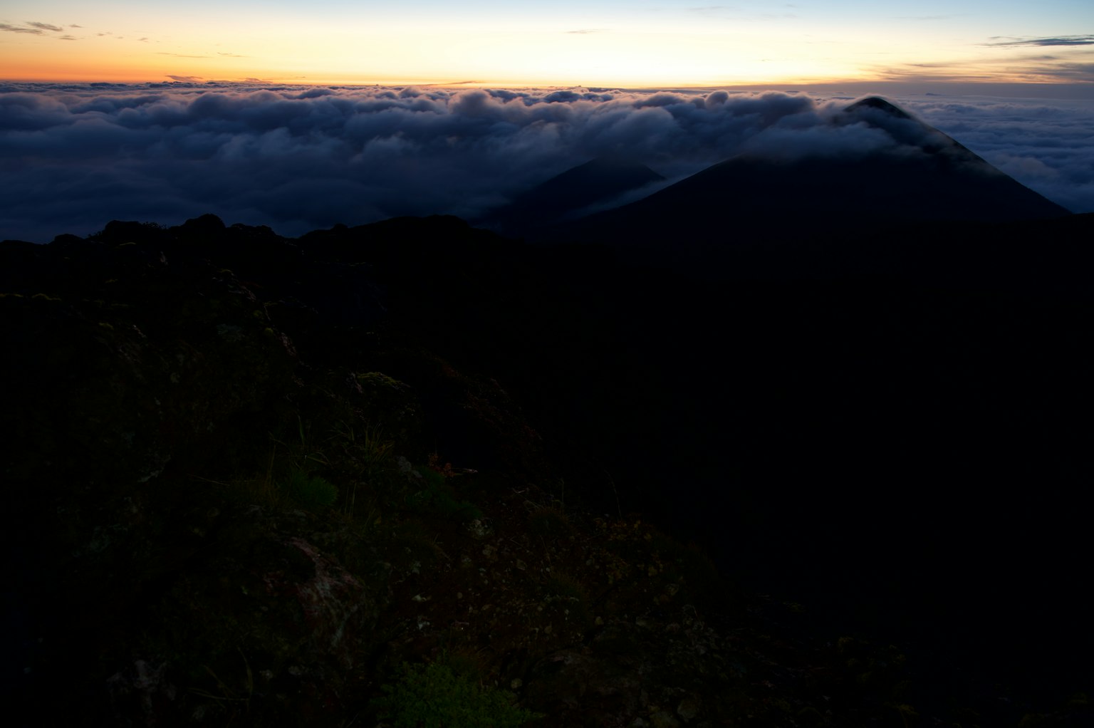 山脈輪廓與雲海的美麗夕陽景色
