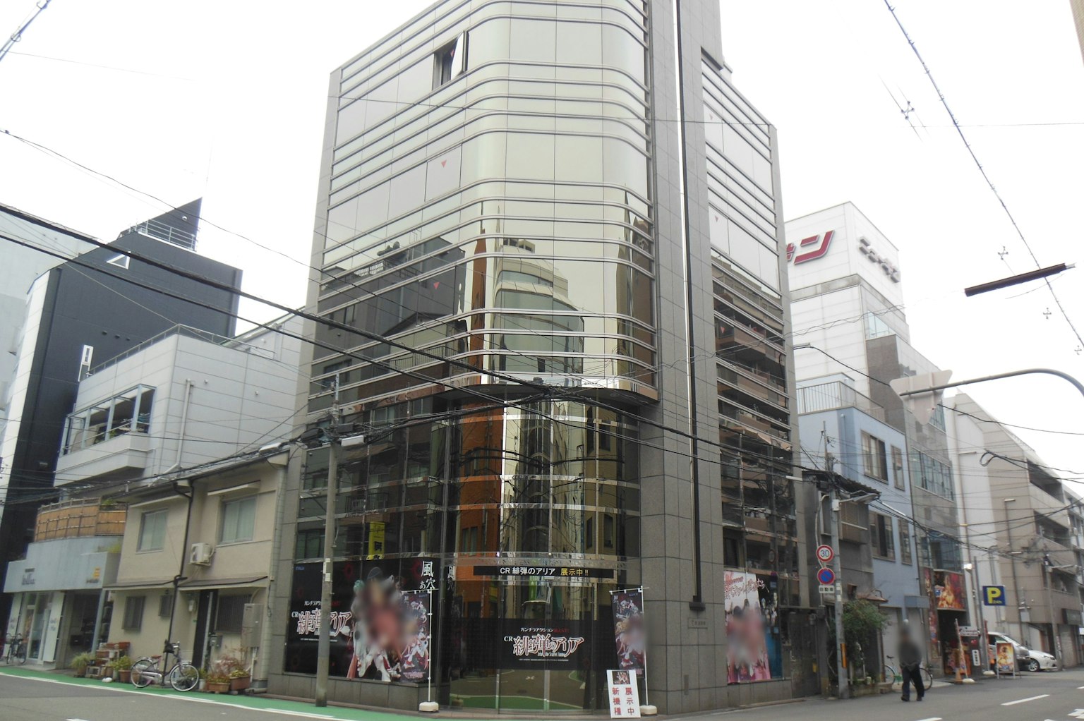 现代玻璃建筑位于街角