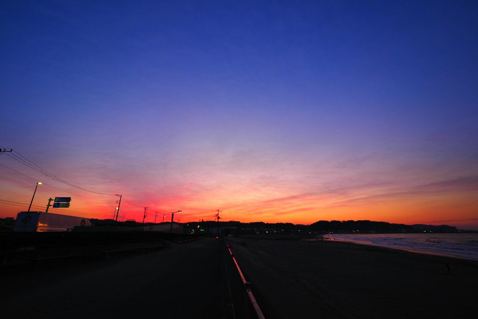 海岸公路上生动的日落天空