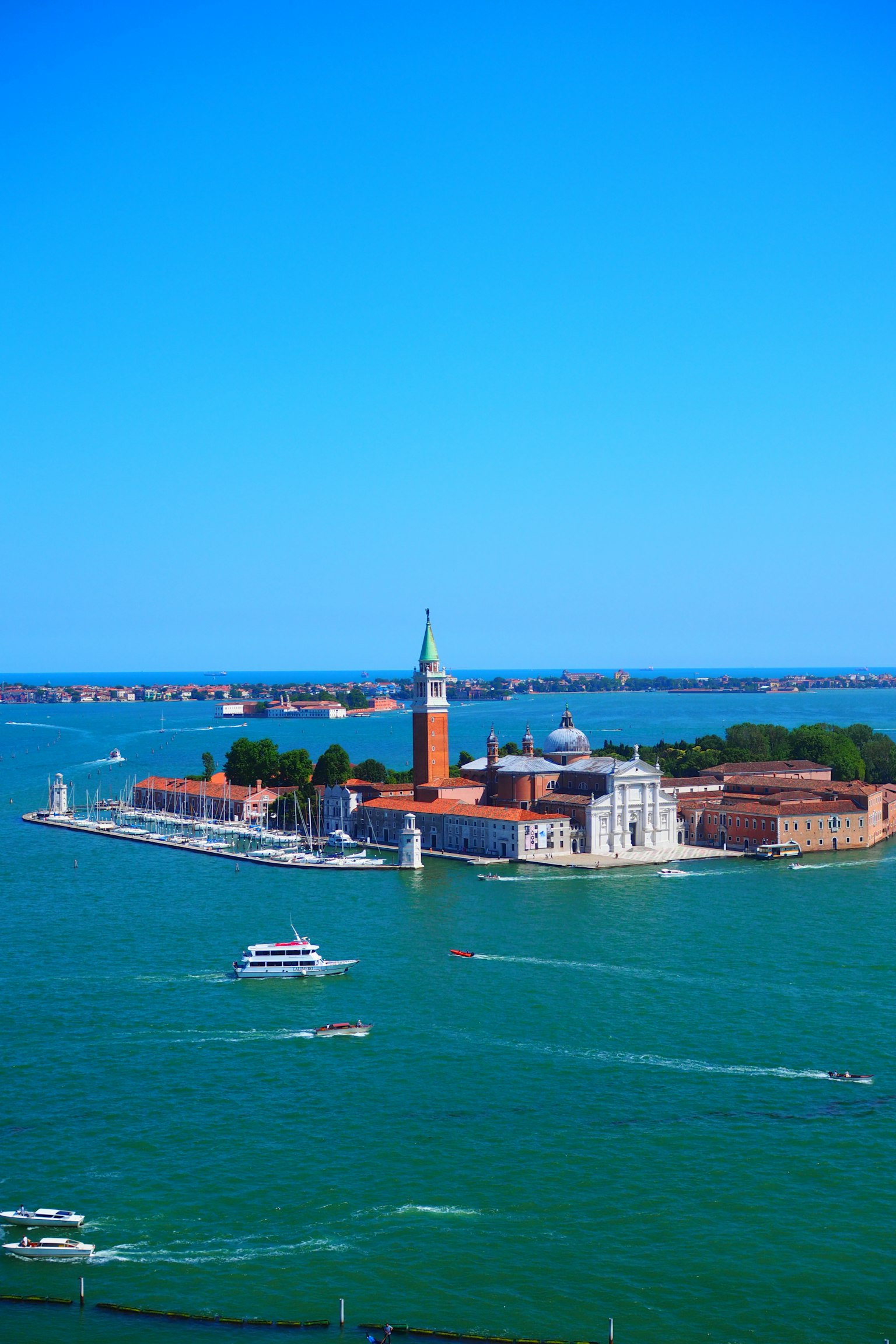 Panoramablick auf die Insel San Giorgio Maggiore in Venedig umgeben von blauem Himmel und Wasser