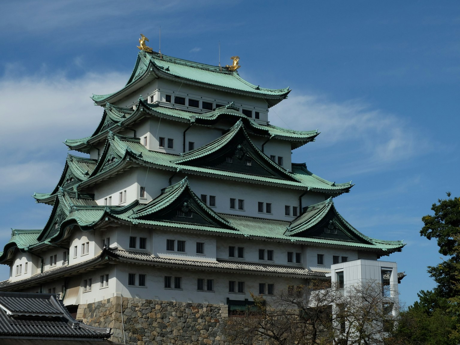 Nagoya Schloss mit schöner Fassade und grünen Dächern