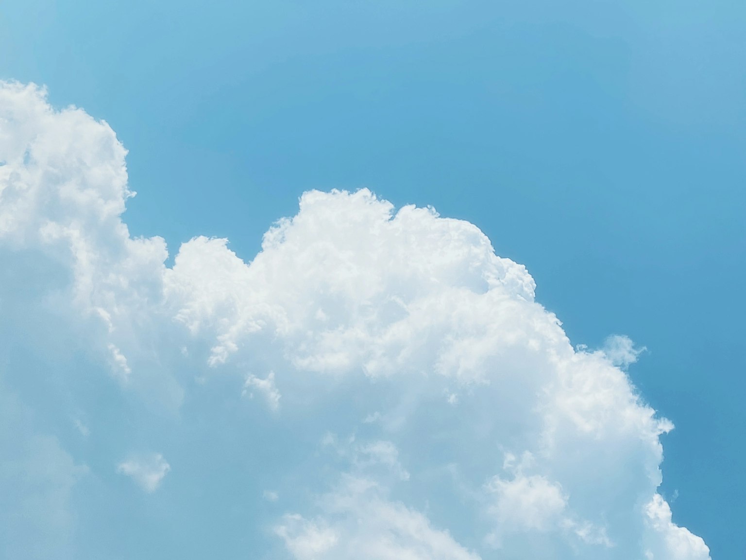 Vue partielle de nuages blancs contre un ciel bleu
