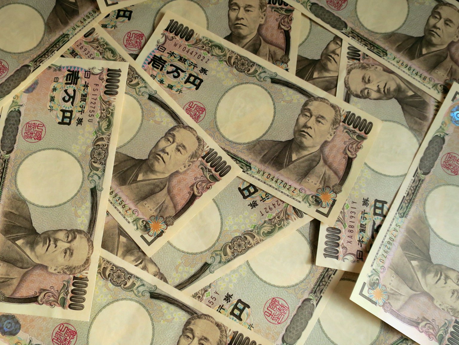 Immagine con banconote da 1000 yen giapponesi sparse