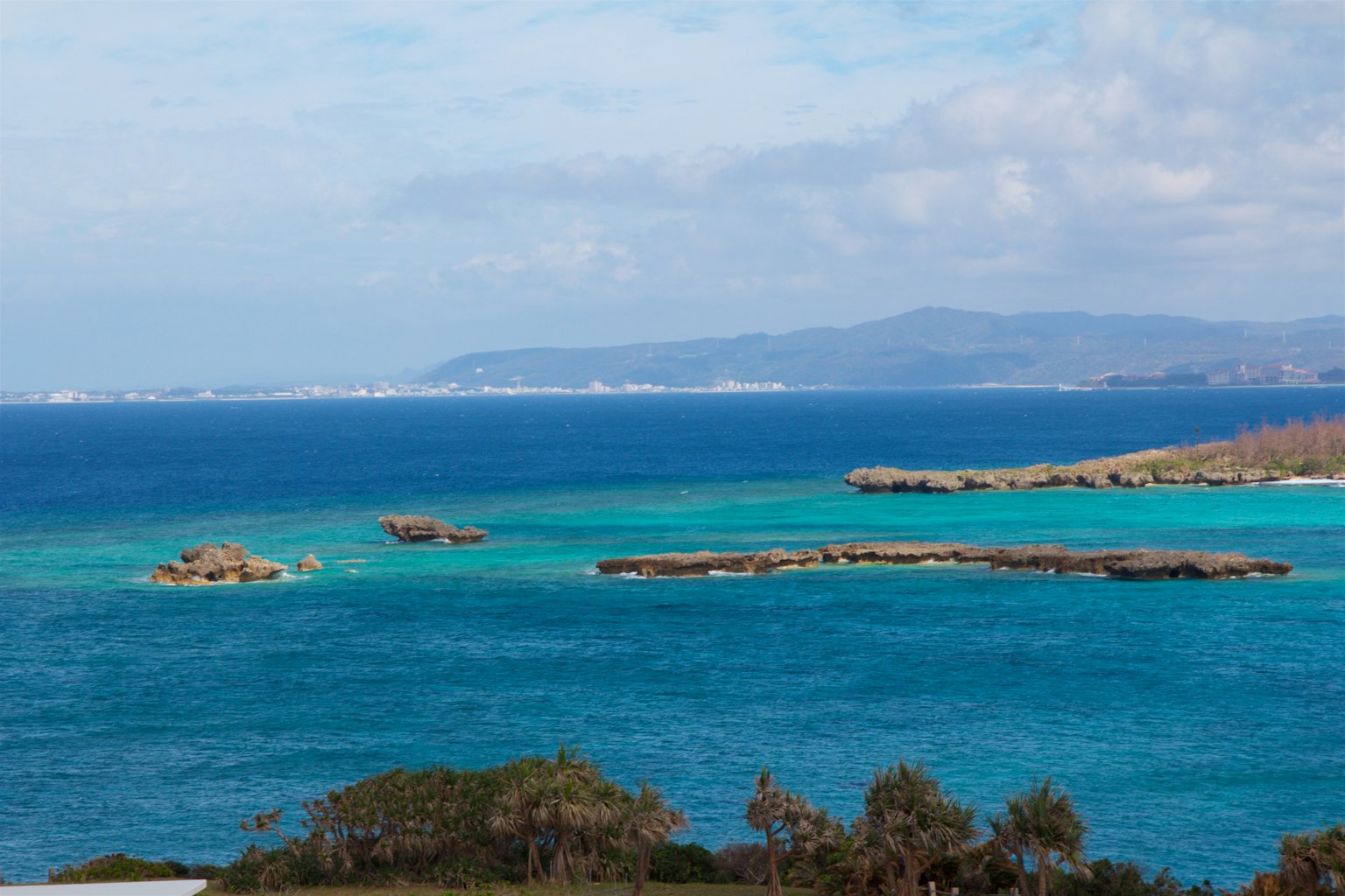 Pemandangan indah dengan laut biru dan pulau-pulau
