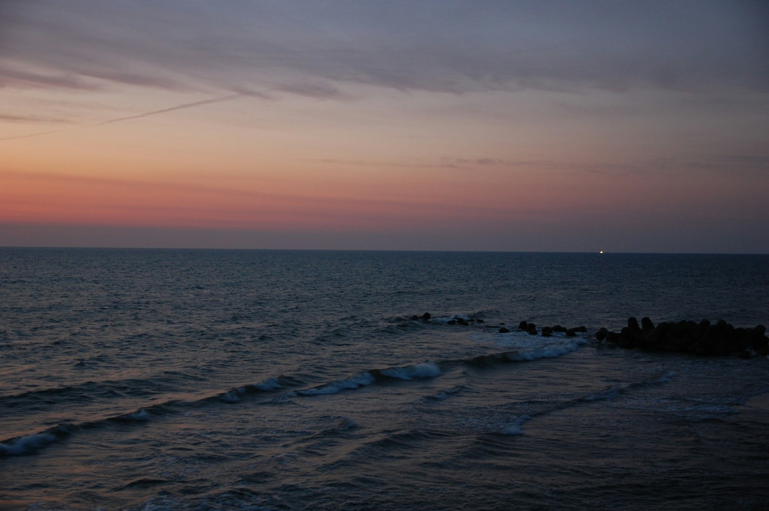 日落時分的海景和溫和的海浪