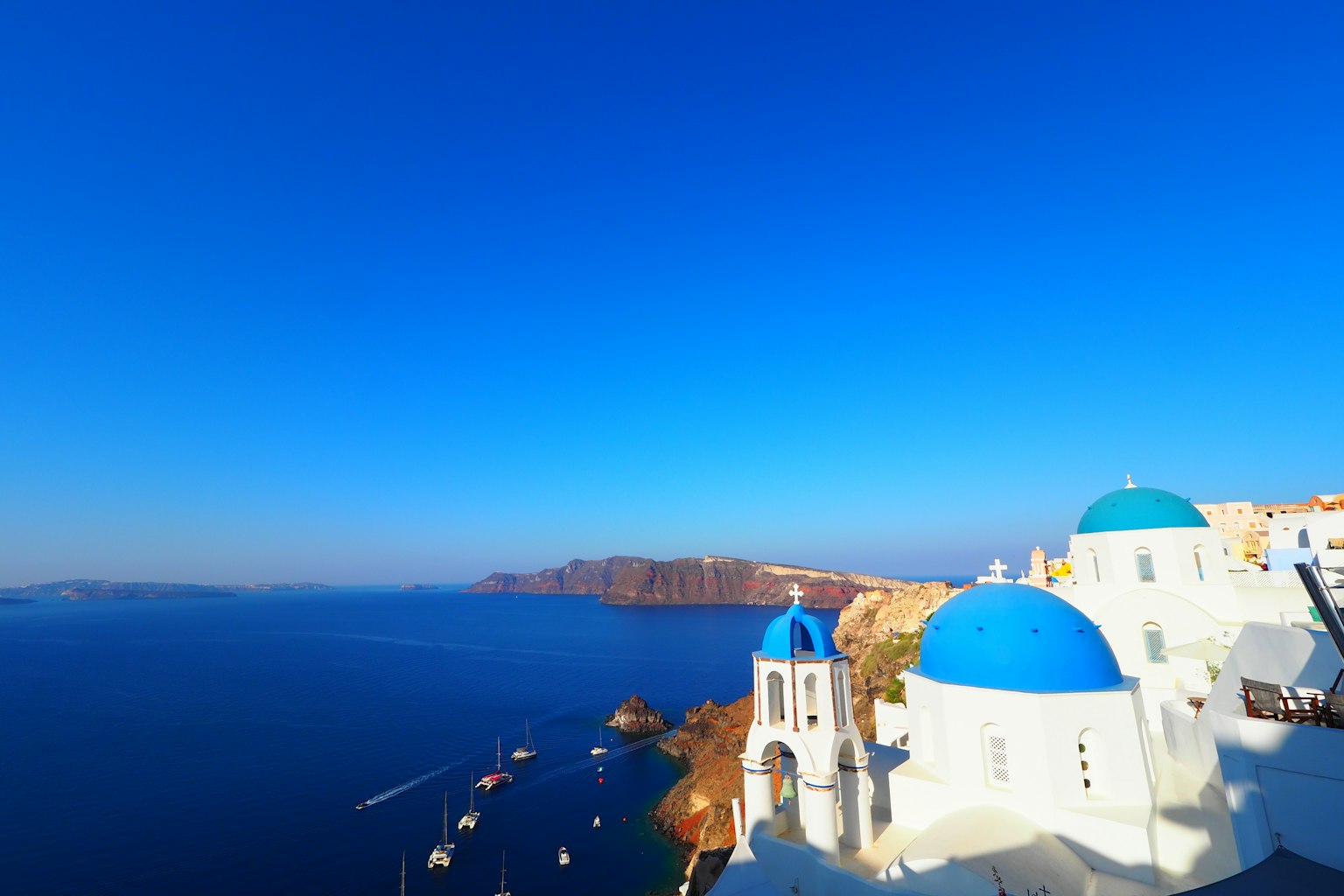 Cảnh biển đẹp ở Santorini với những mái vòm xanh và tòa nhà trắng