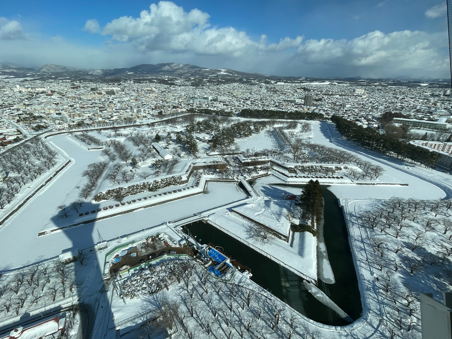 雪覆蓋的美麗城堡風景和藍天