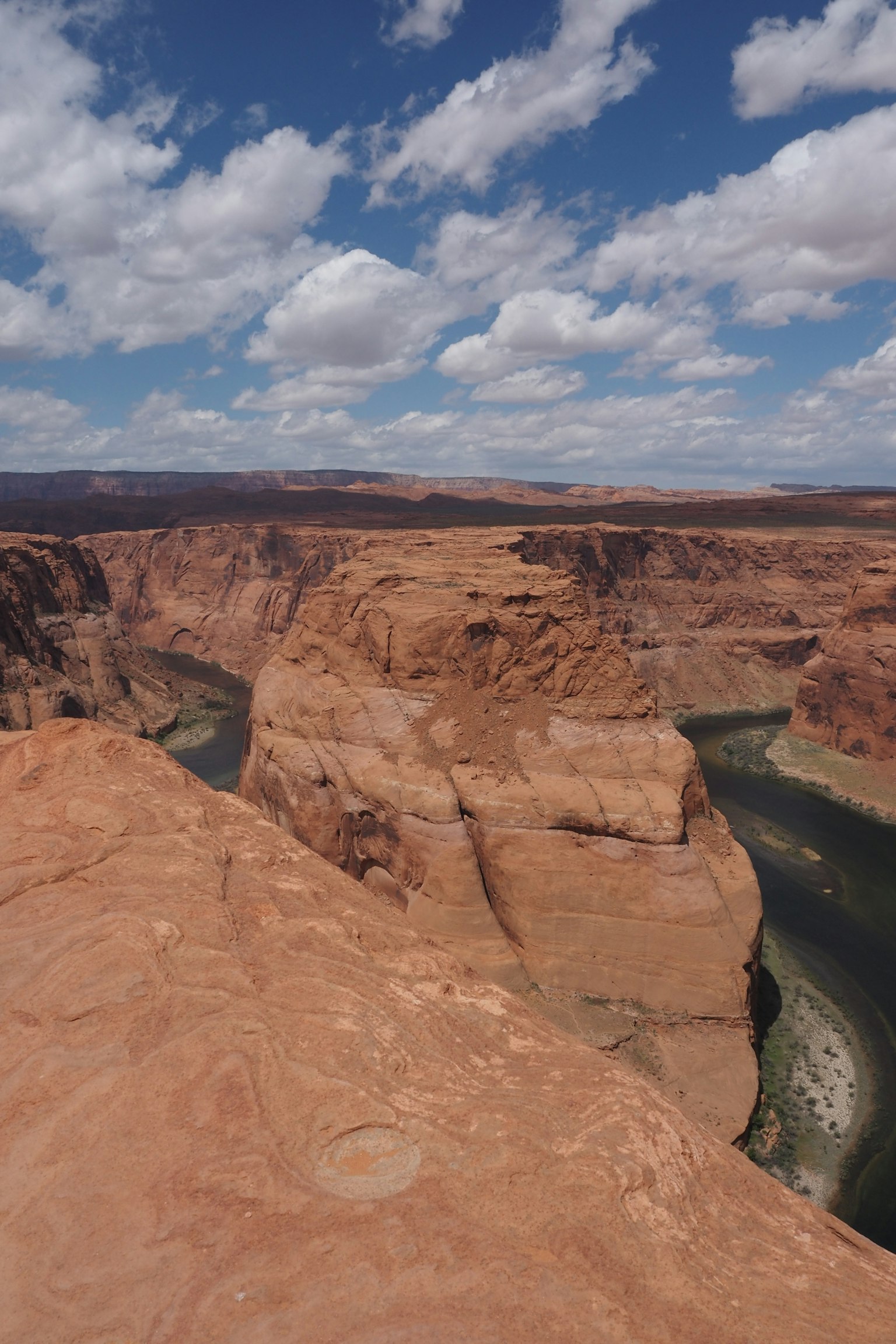 Atemberaubende Aussicht auf Horseshoe Bend lebendiger blauer Himmel und Wolken rötlich-braune Klippen gewundener Fluss