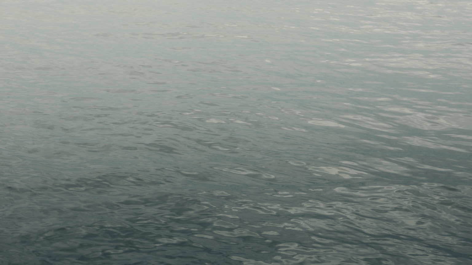 Surface de l'eau calme reflétant une lumière douce
