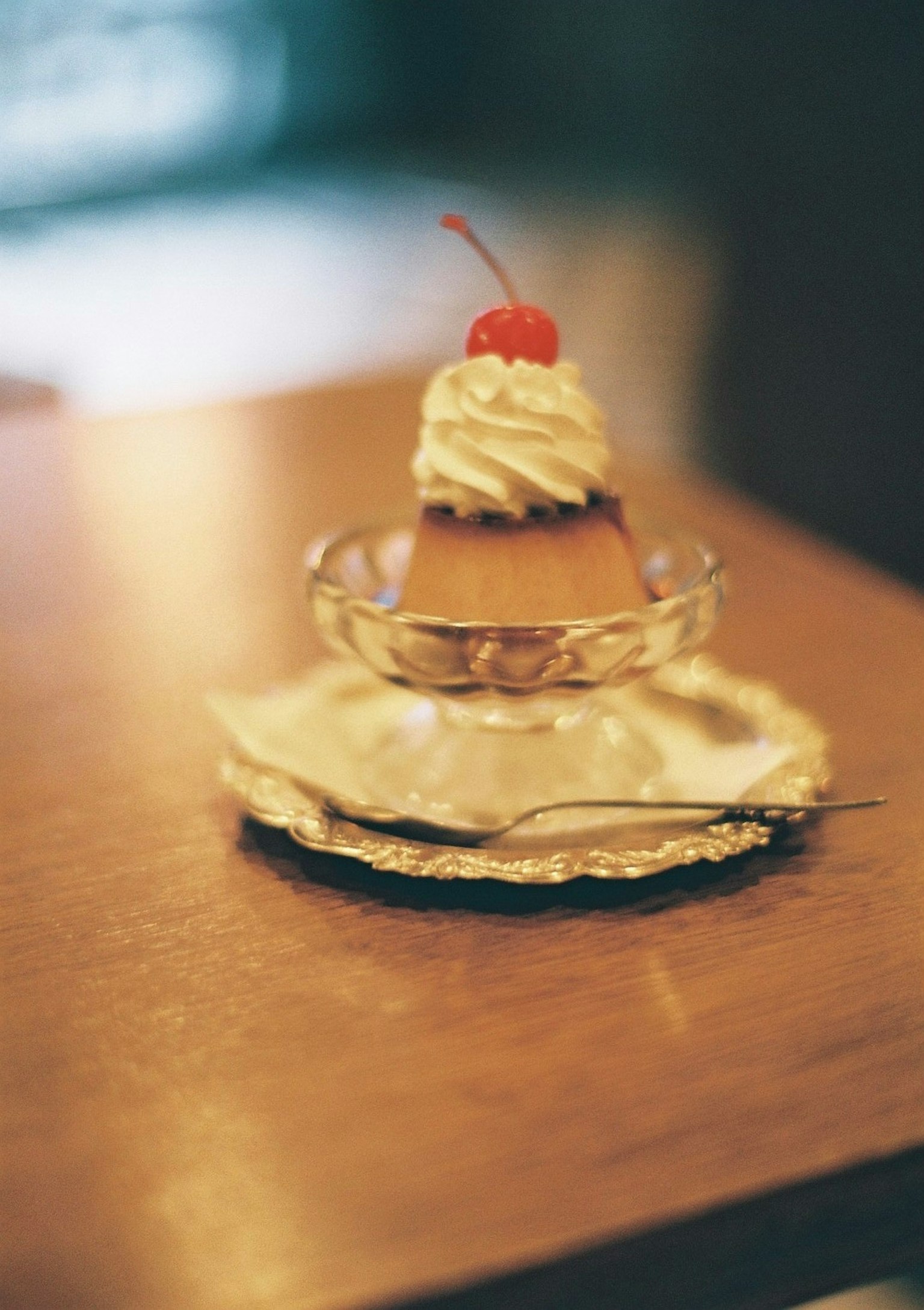 Un bel dessert guarnito con panna e una ciliegia