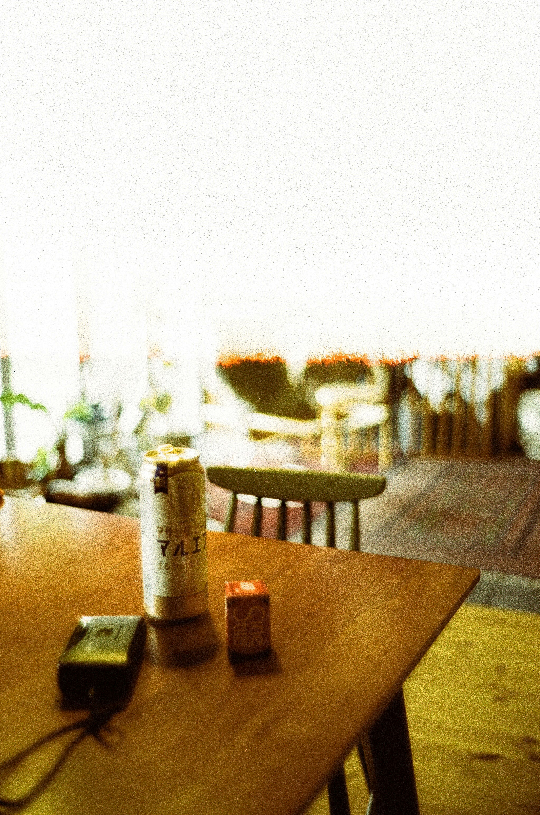 Bière et alcool sur une table en bois avec un appareil photo argentique en intérieur