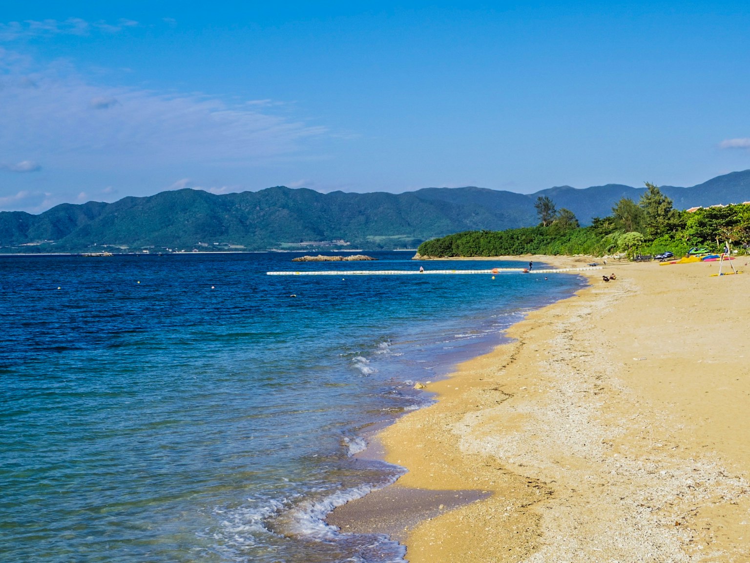 ชายหาดที่มีทิวทัศน์สวยงามและน้ำทะเลใส
