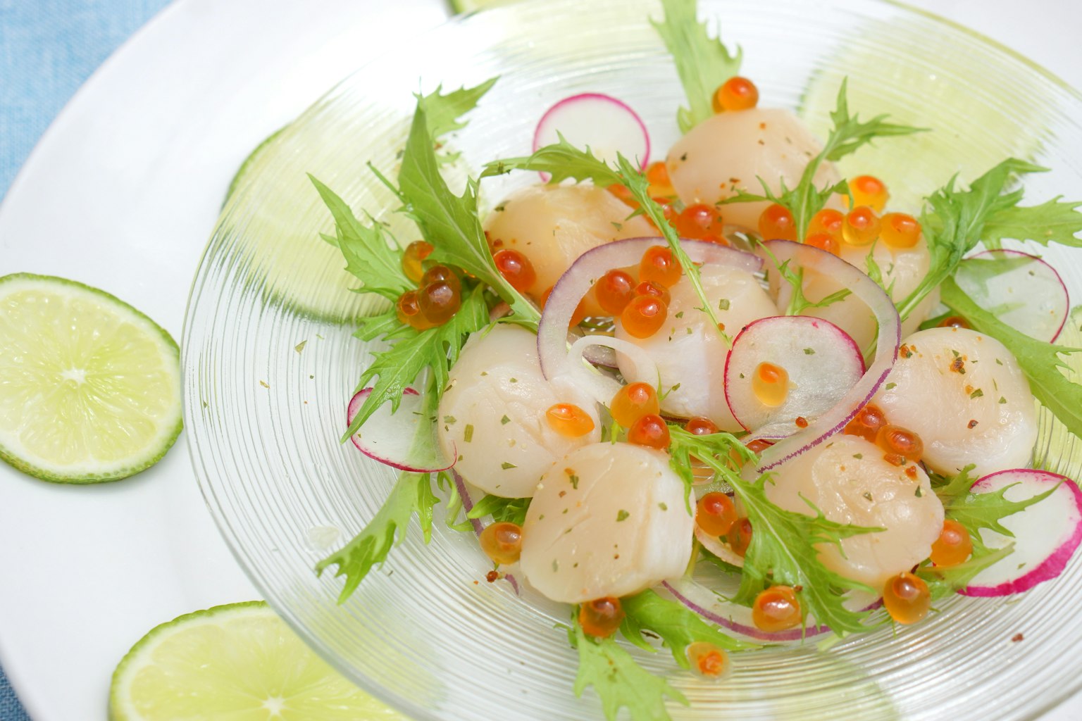 Salad kerang segar dan telur salmon dengan jeruk nipis dan rempah