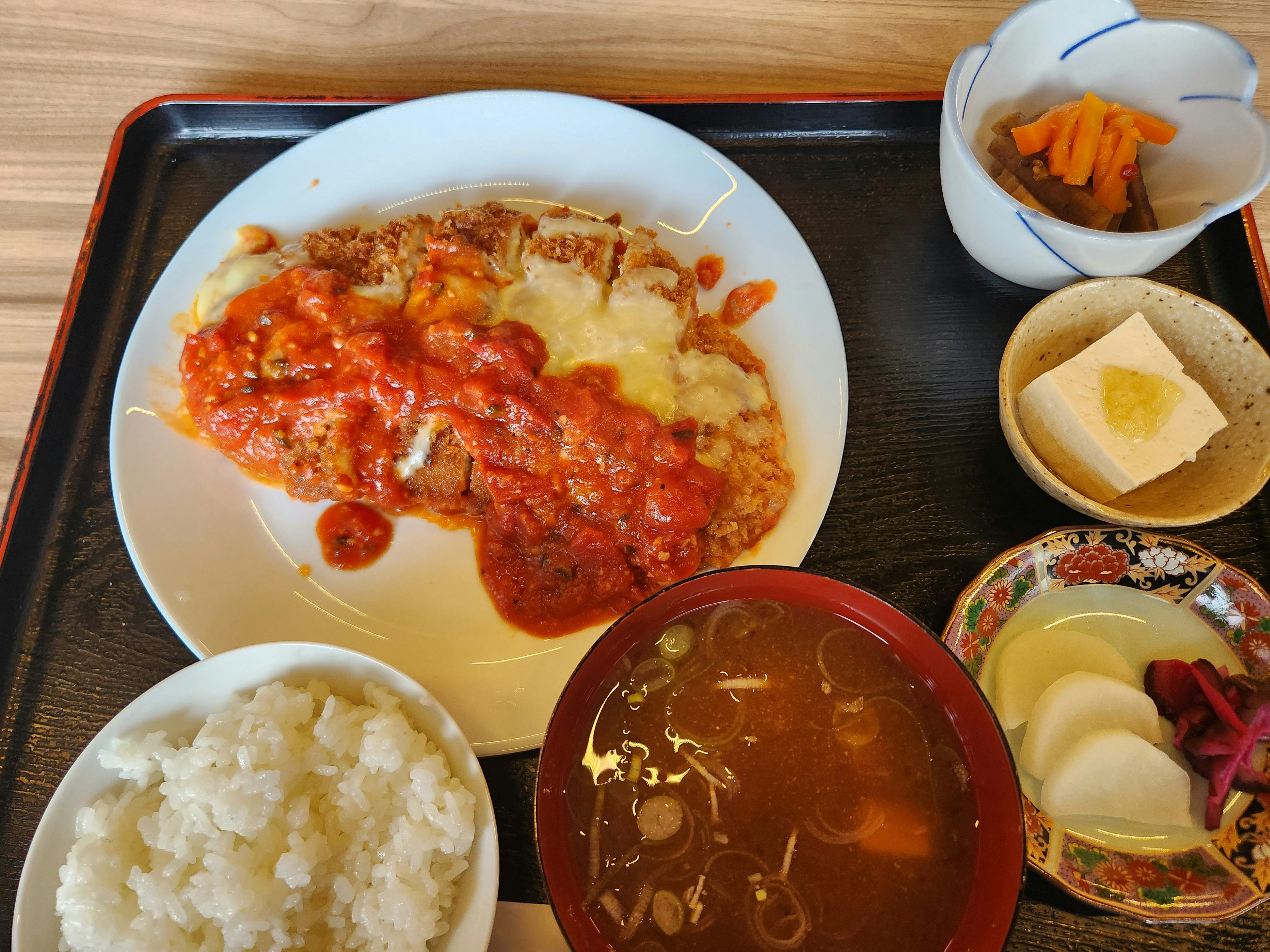 赤いソースの定食プレートとご飯、味噌汁