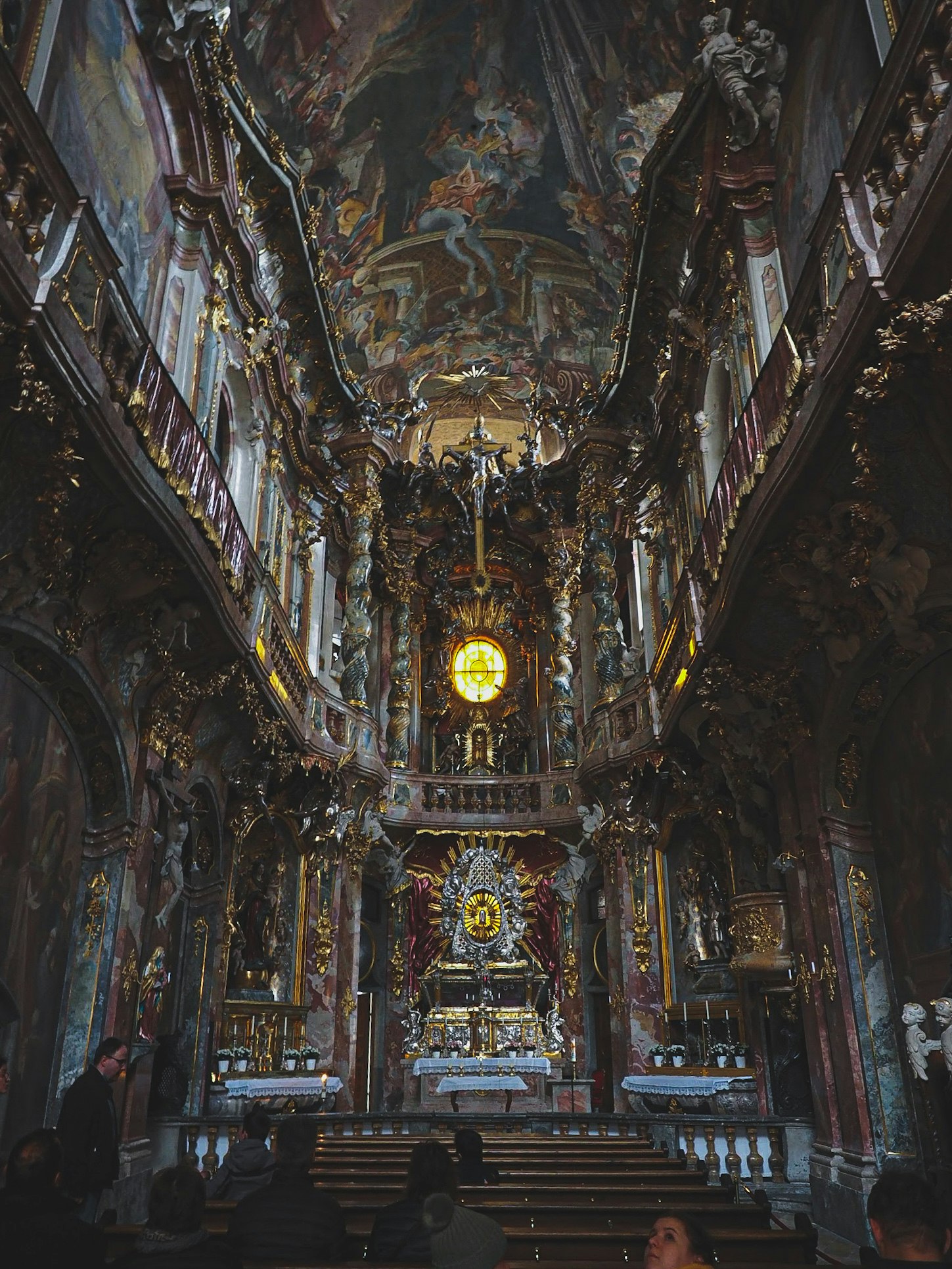 interno di una cattedrale riccamente decorata