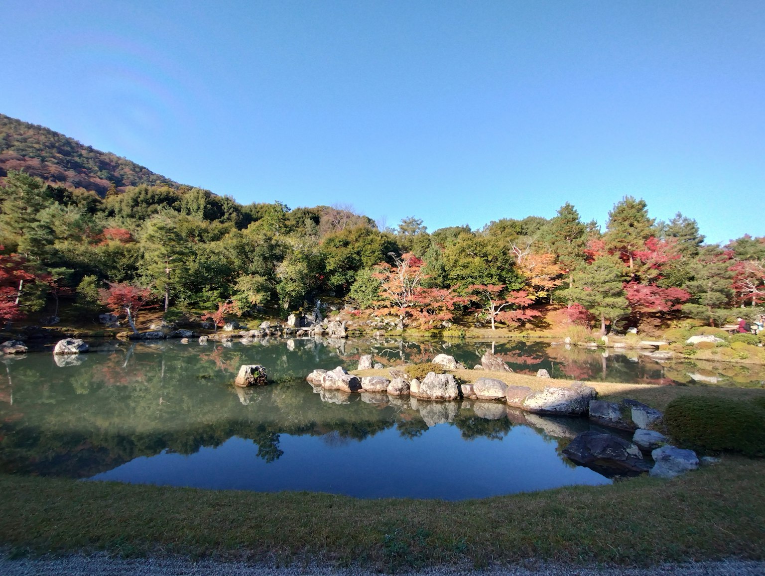 寧靜的秋季風景，池塘和五彩斑斕的樹木