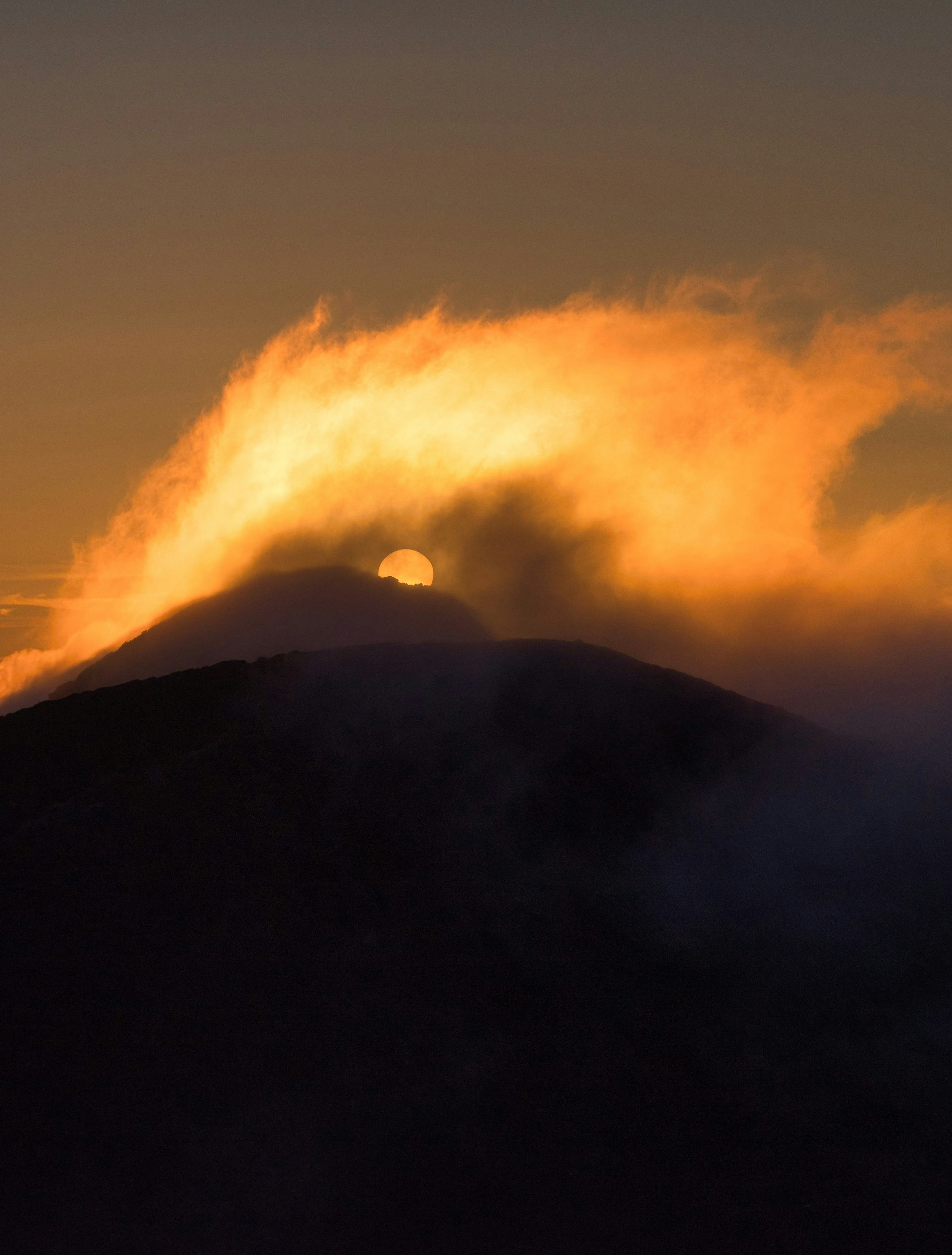 Il monte Kuju (catena del Kuju) al tramonto, nuvole che brillano come fiamme sopra la cima