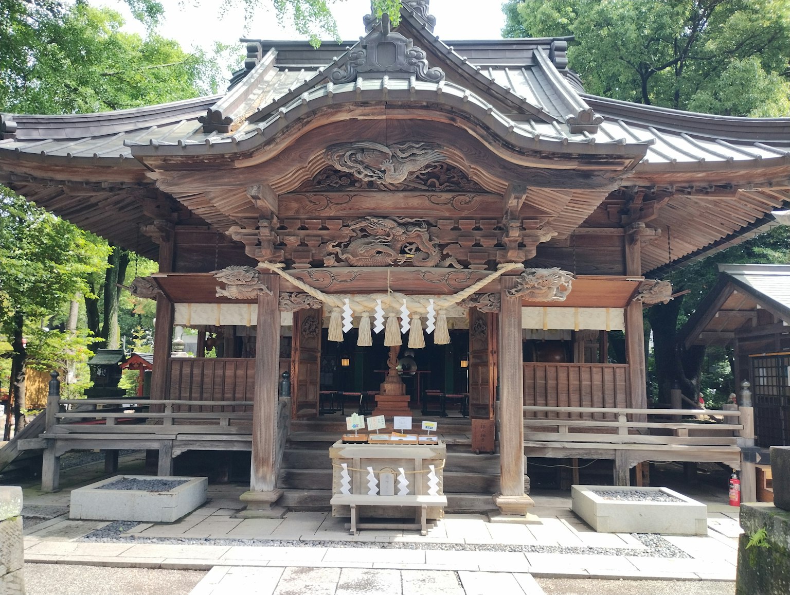 Santuario japonés tradicional con arquitectura de madera y decoraciones