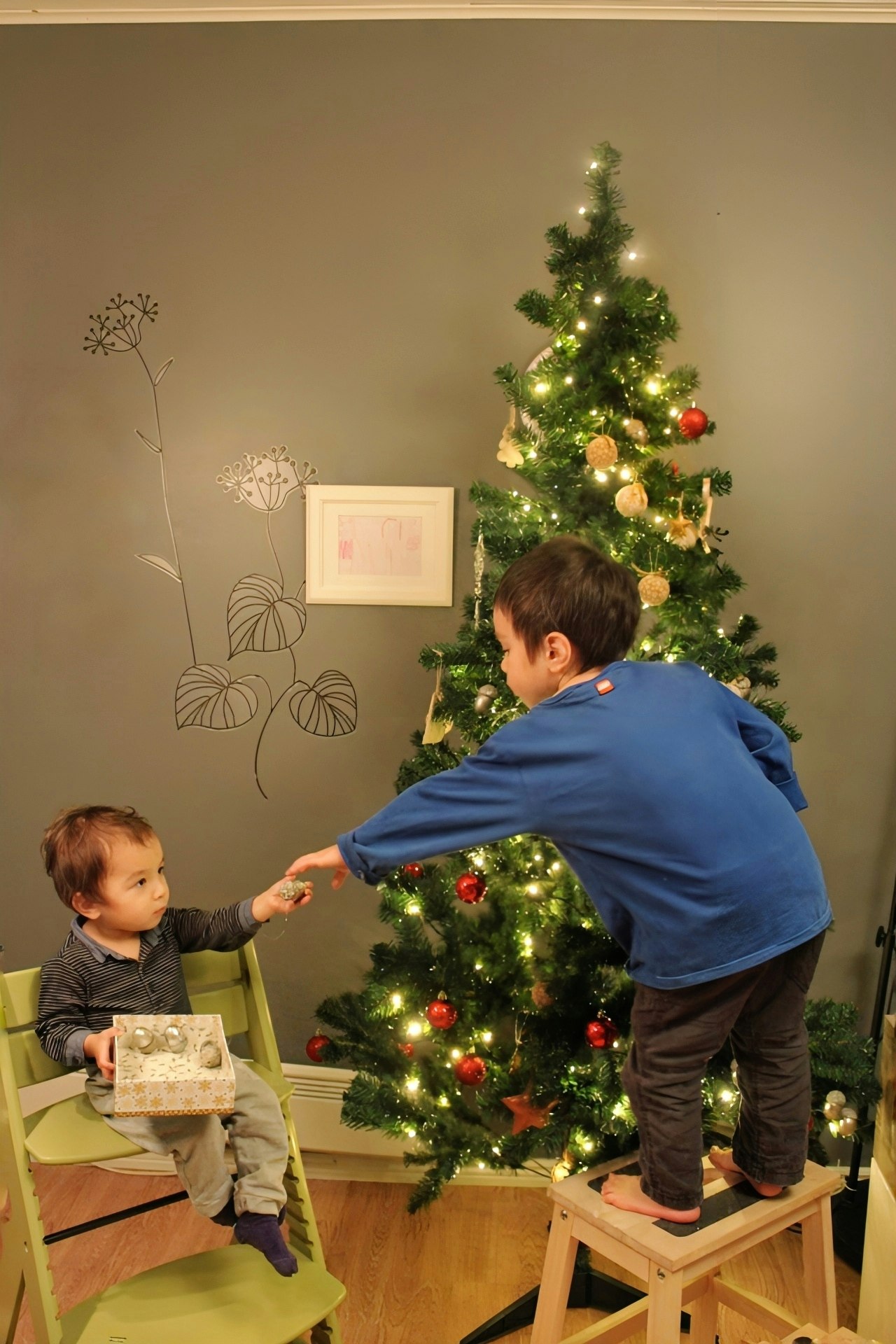 Scène familiale en intérieur décorant un sapin de Noël