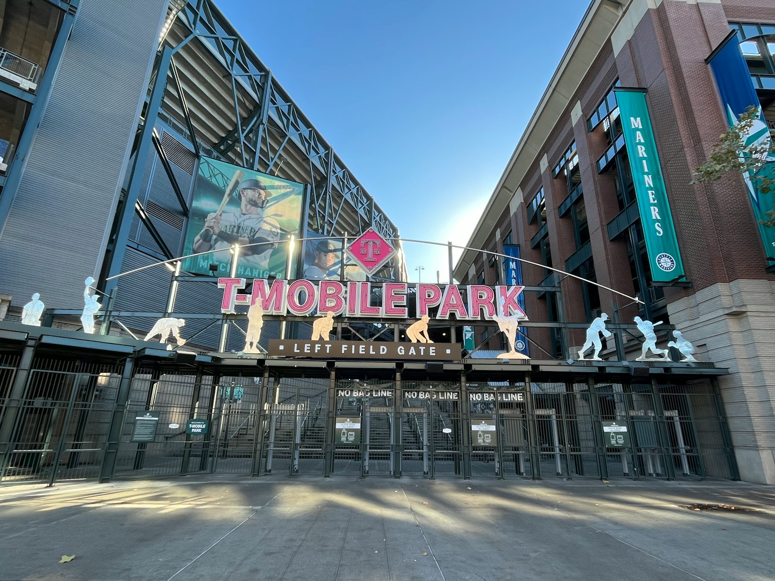 Foto pintu masuk T-Mobile Park dengan langit biru cerah