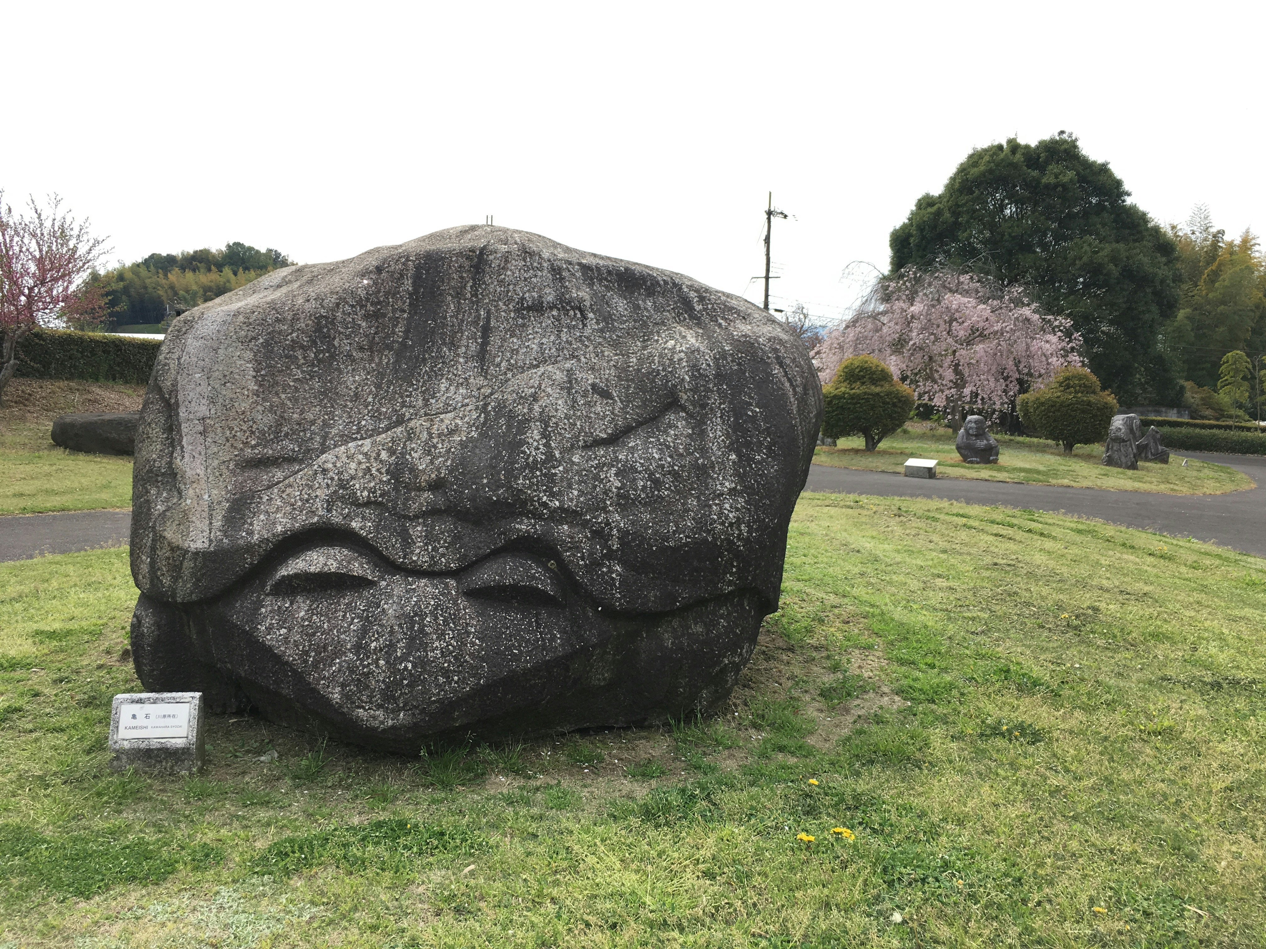 große Steinskulptur auf einer Rasenfläche