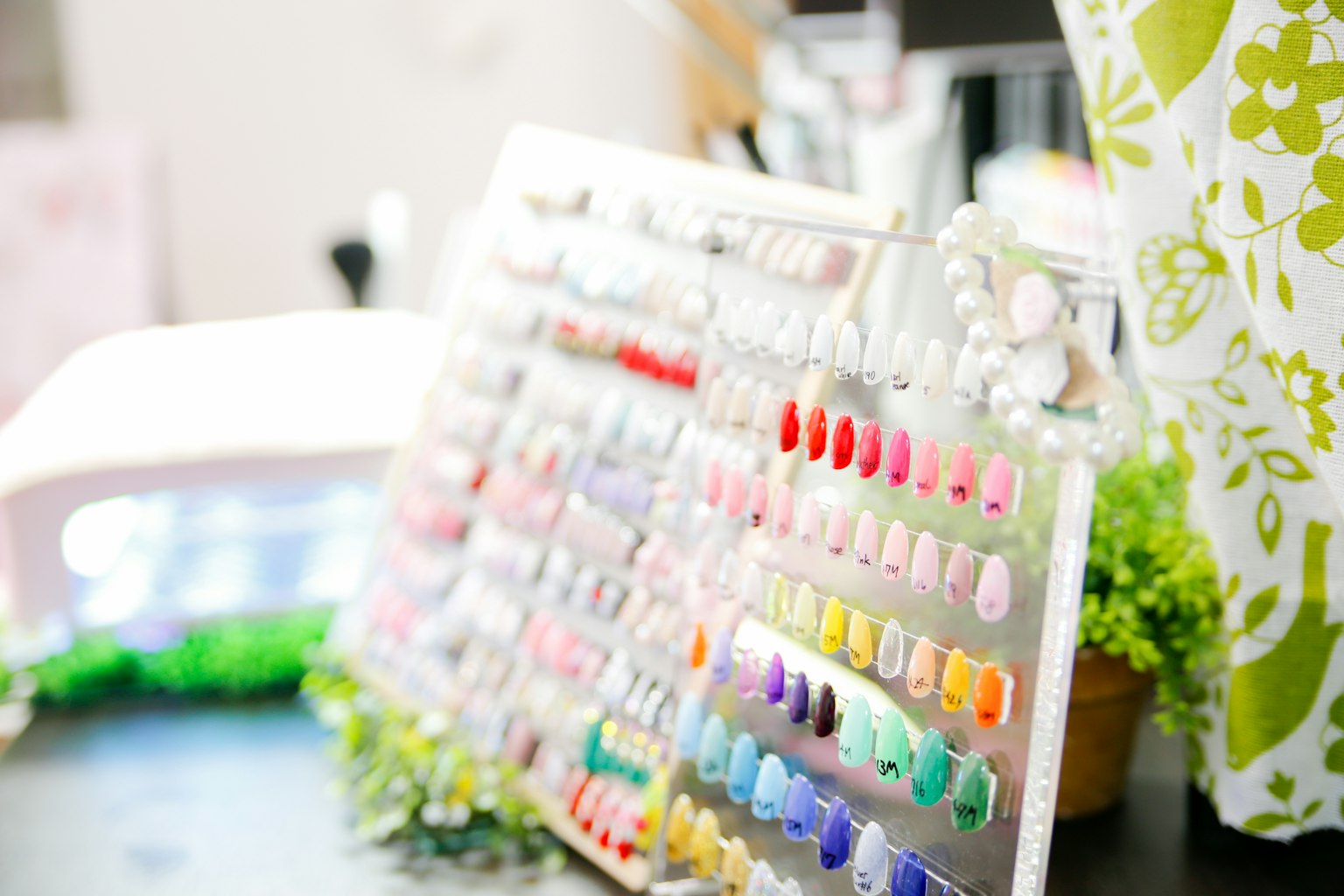Una exhibición de muestras de esmalte de uñas coloridos en un salón