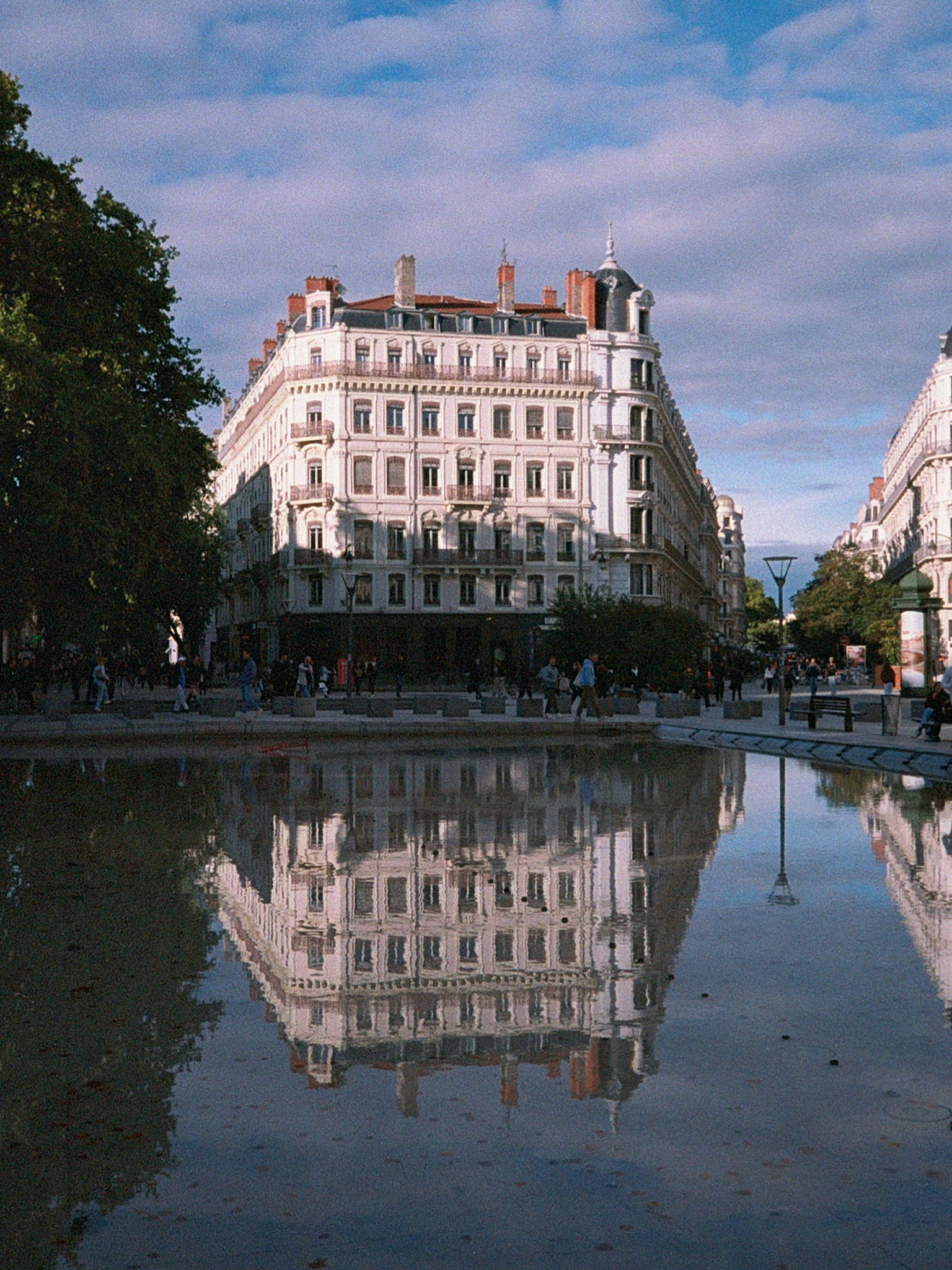 美しい建物が水面に映る風景