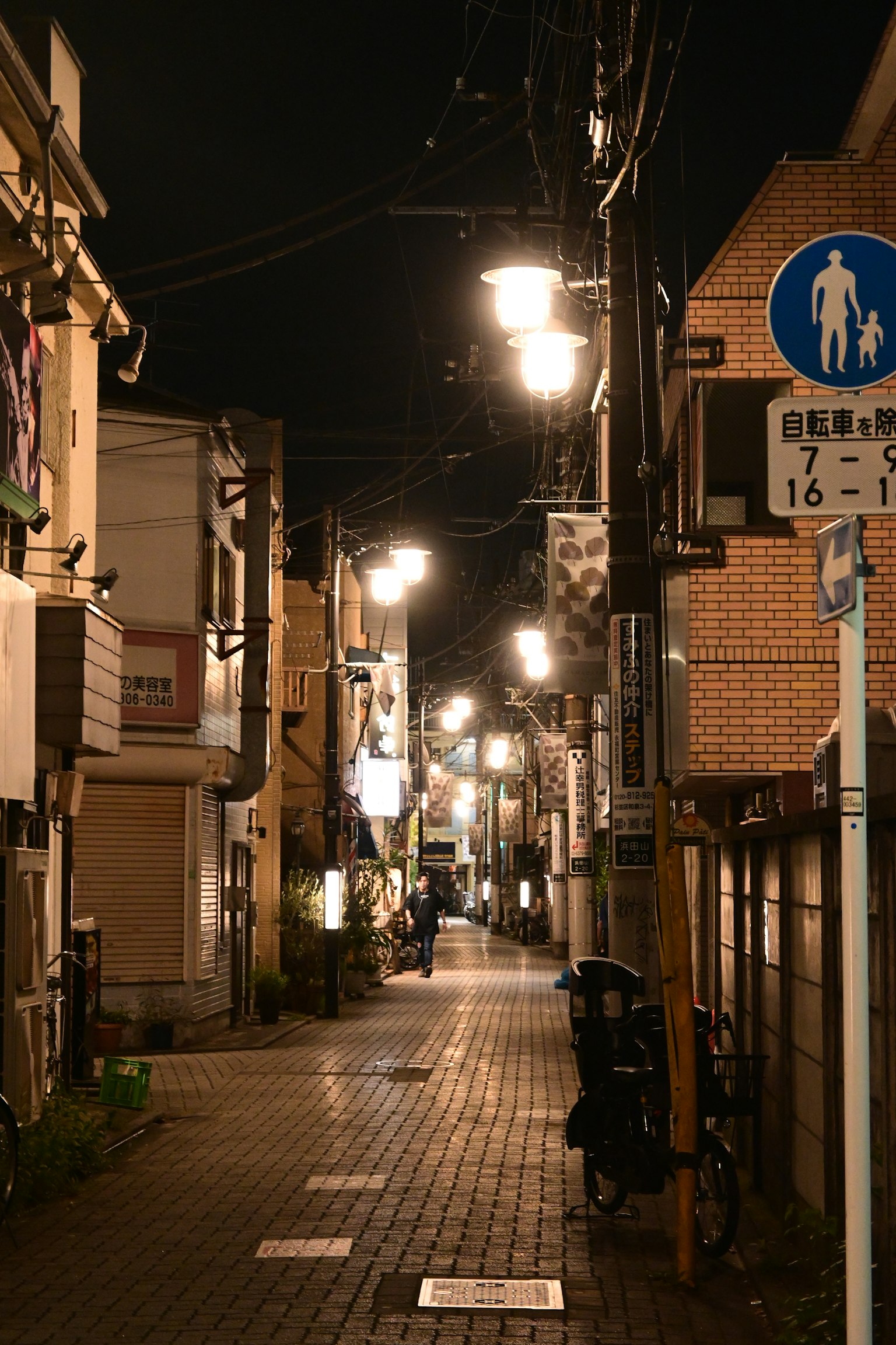夜晚照亮的日本小镇安静小巷