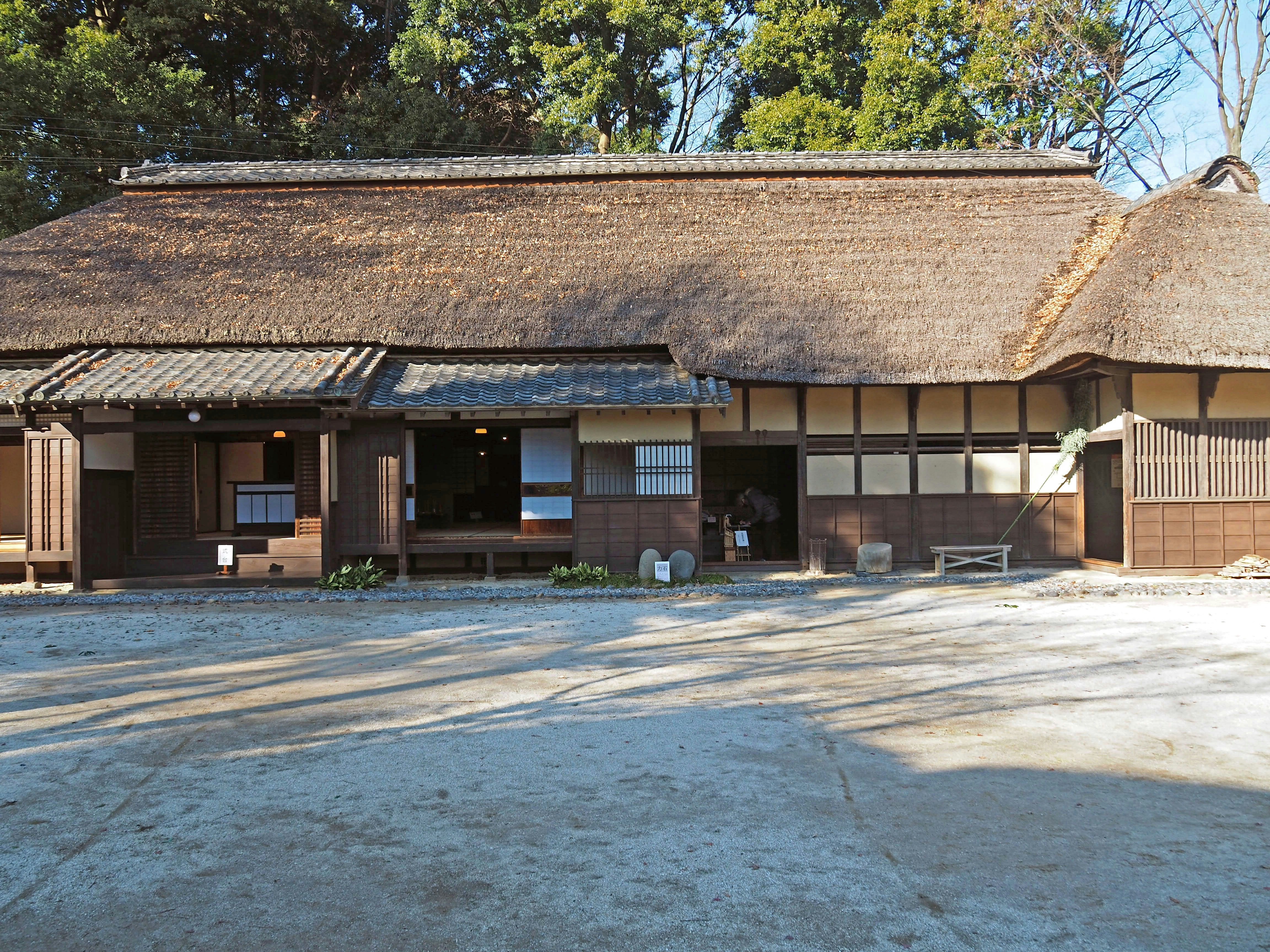 茅葺き屋根の古民家と中庭のある和風建築