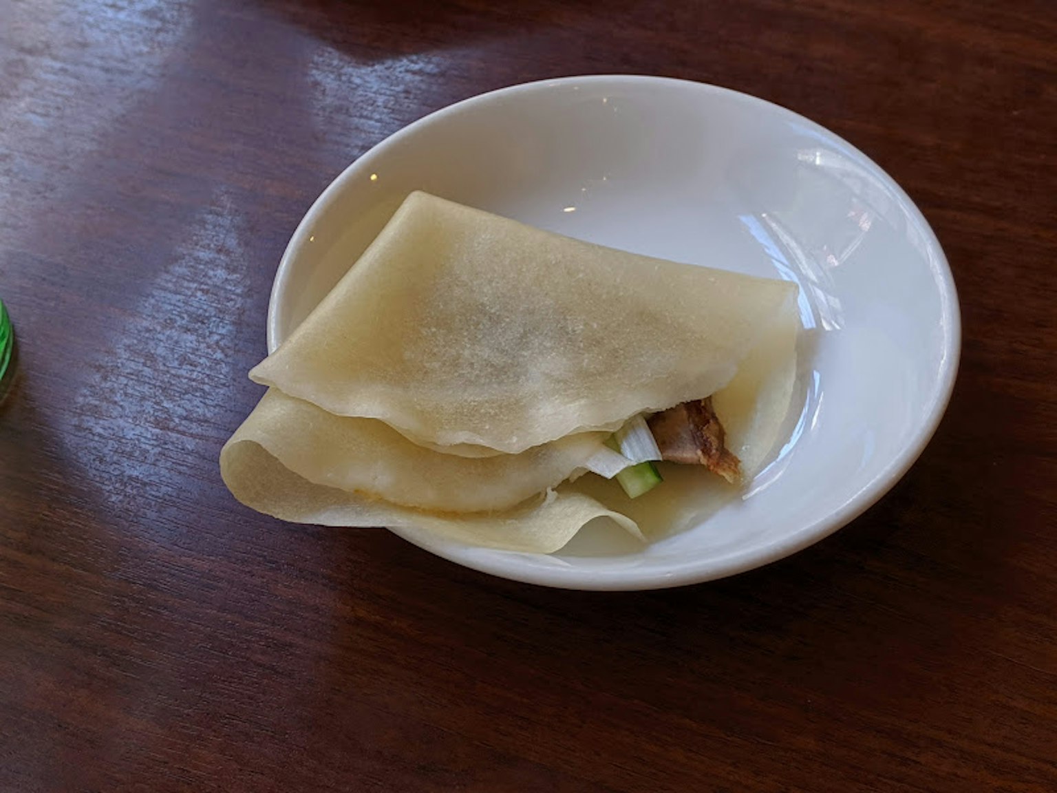 薄饼和馅料在白色盘子上