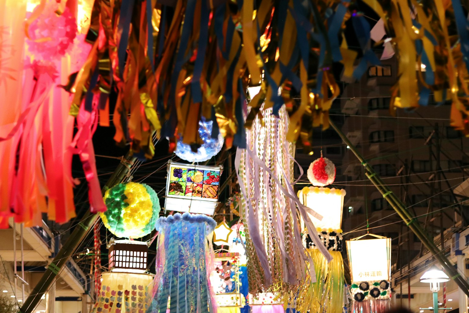 Riboni colorati appesi in una scena di festival notturno